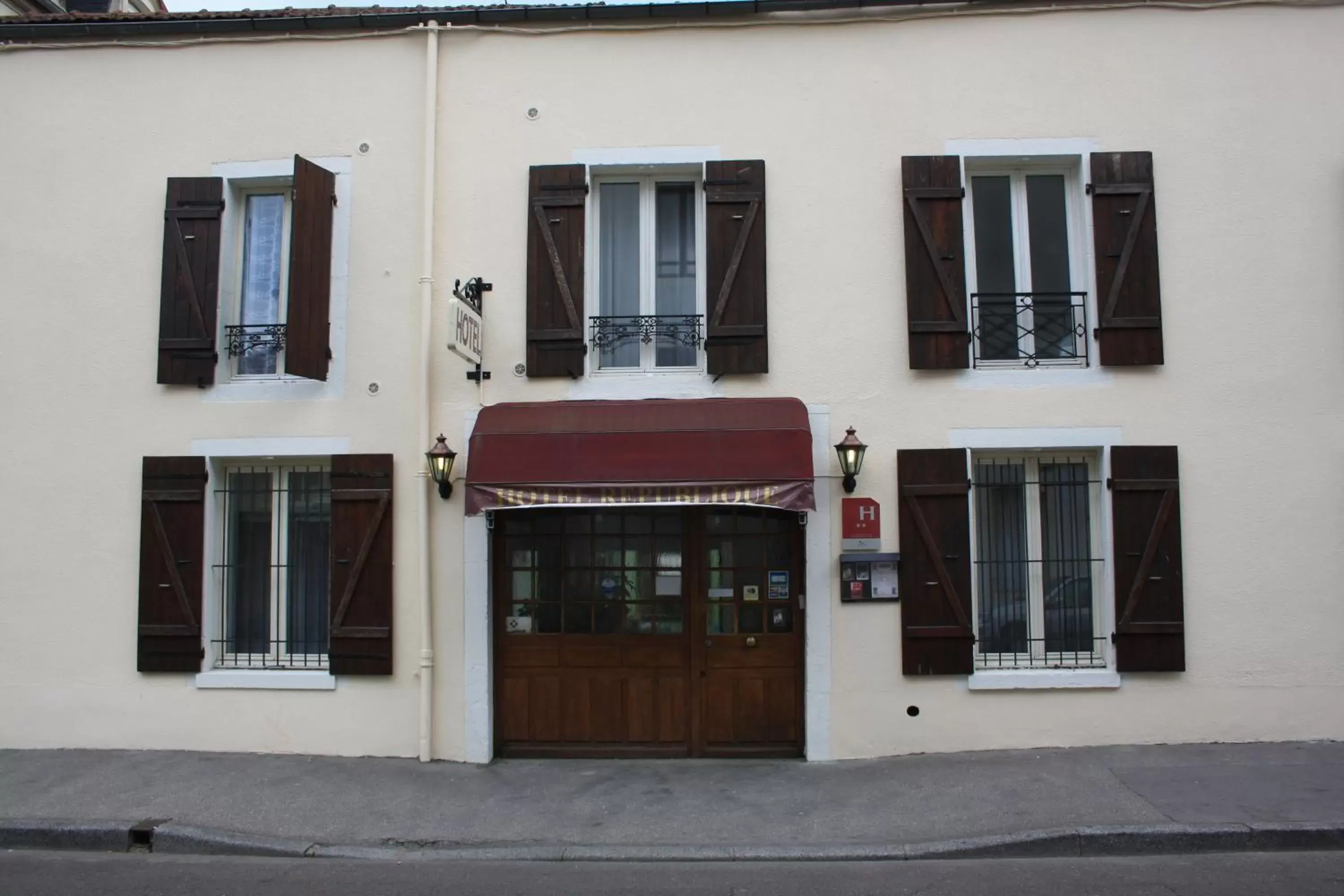 Facade/entrance, Property Building in Hôtel République