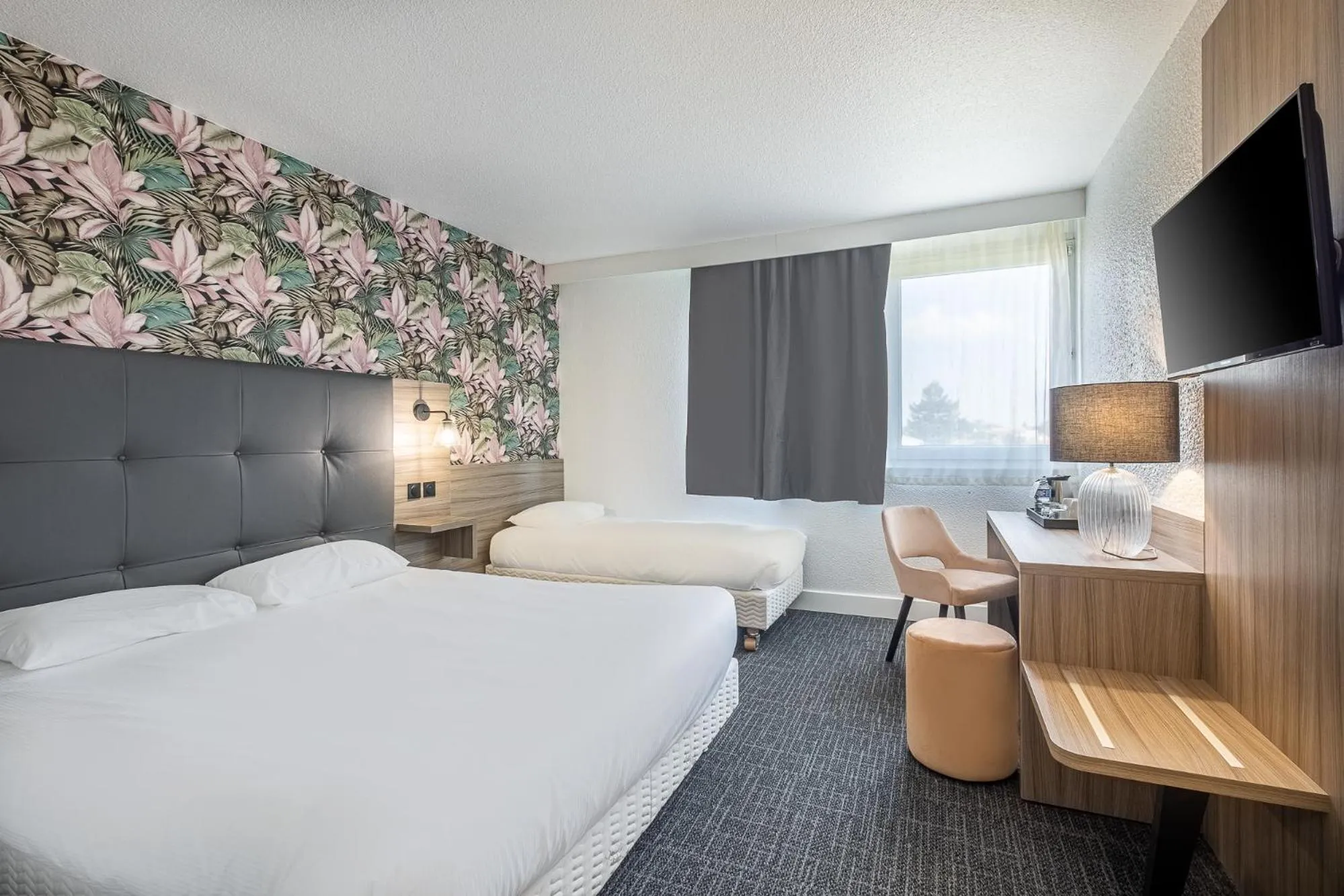 Photo of the whole room, Bed in Hôtel Akena Poitiers Nord Futuroscope