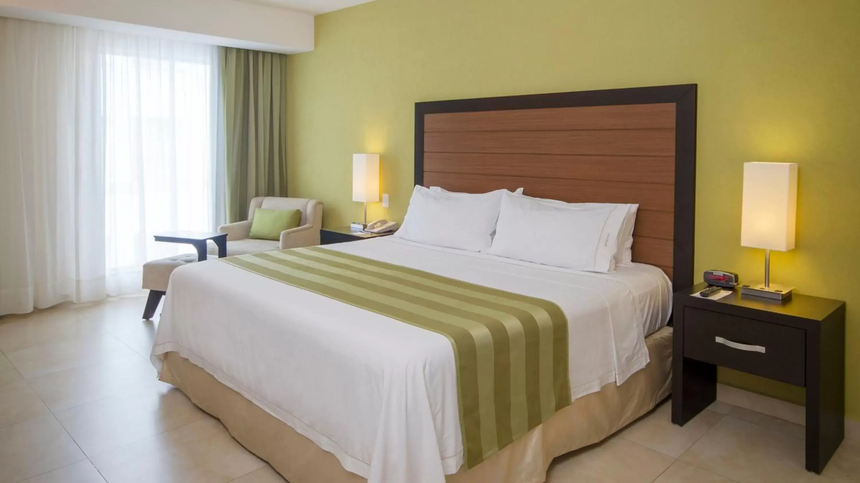 Photo of the whole room, Bed in Holiday Inn Express Xalapa