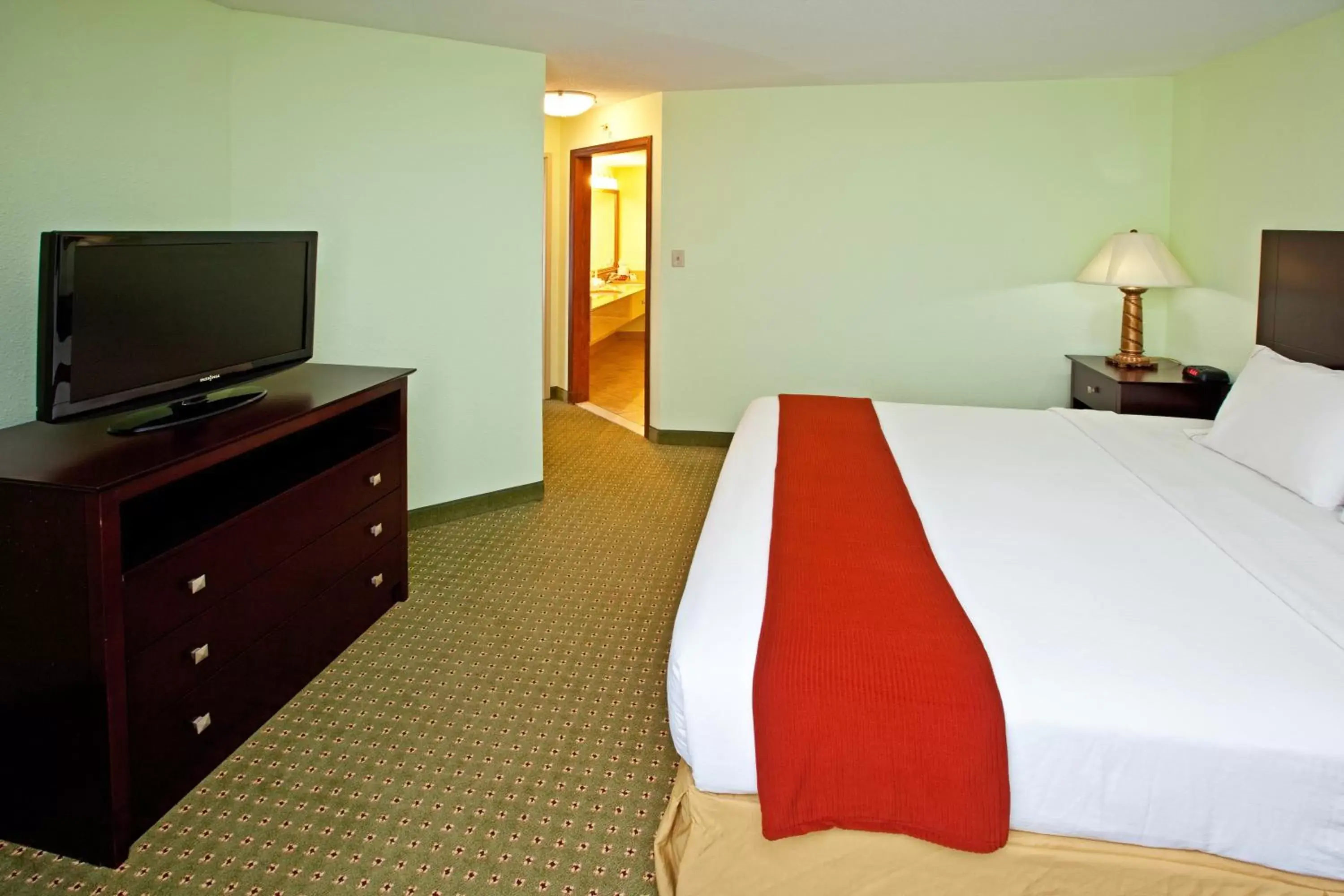 Photo of the whole room, Bed in Holiday Inn Express Scottsburg, an IHG Hotel