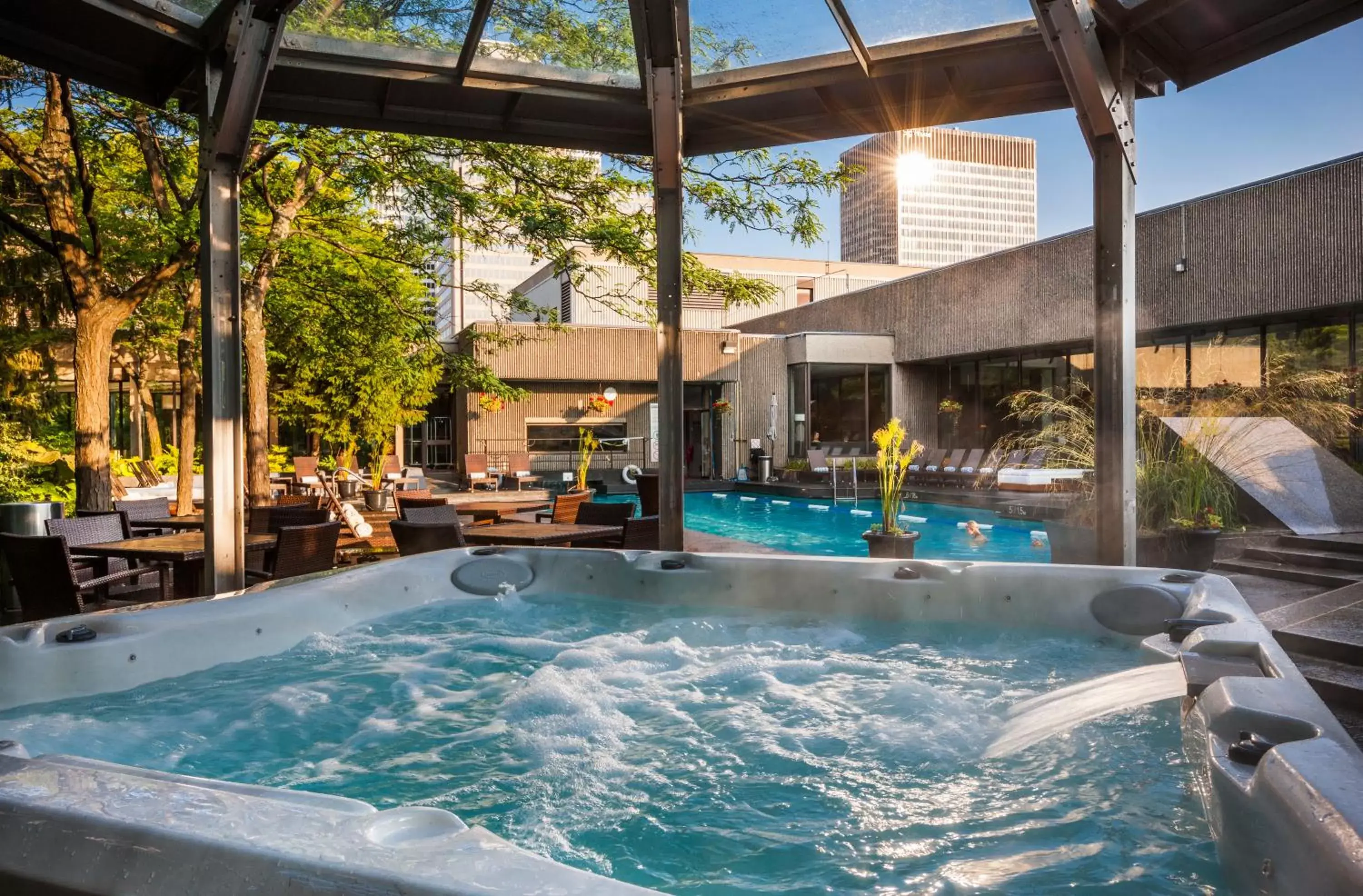Hot Tub, Swimming Pool in Hotel Bonaventure Montreal