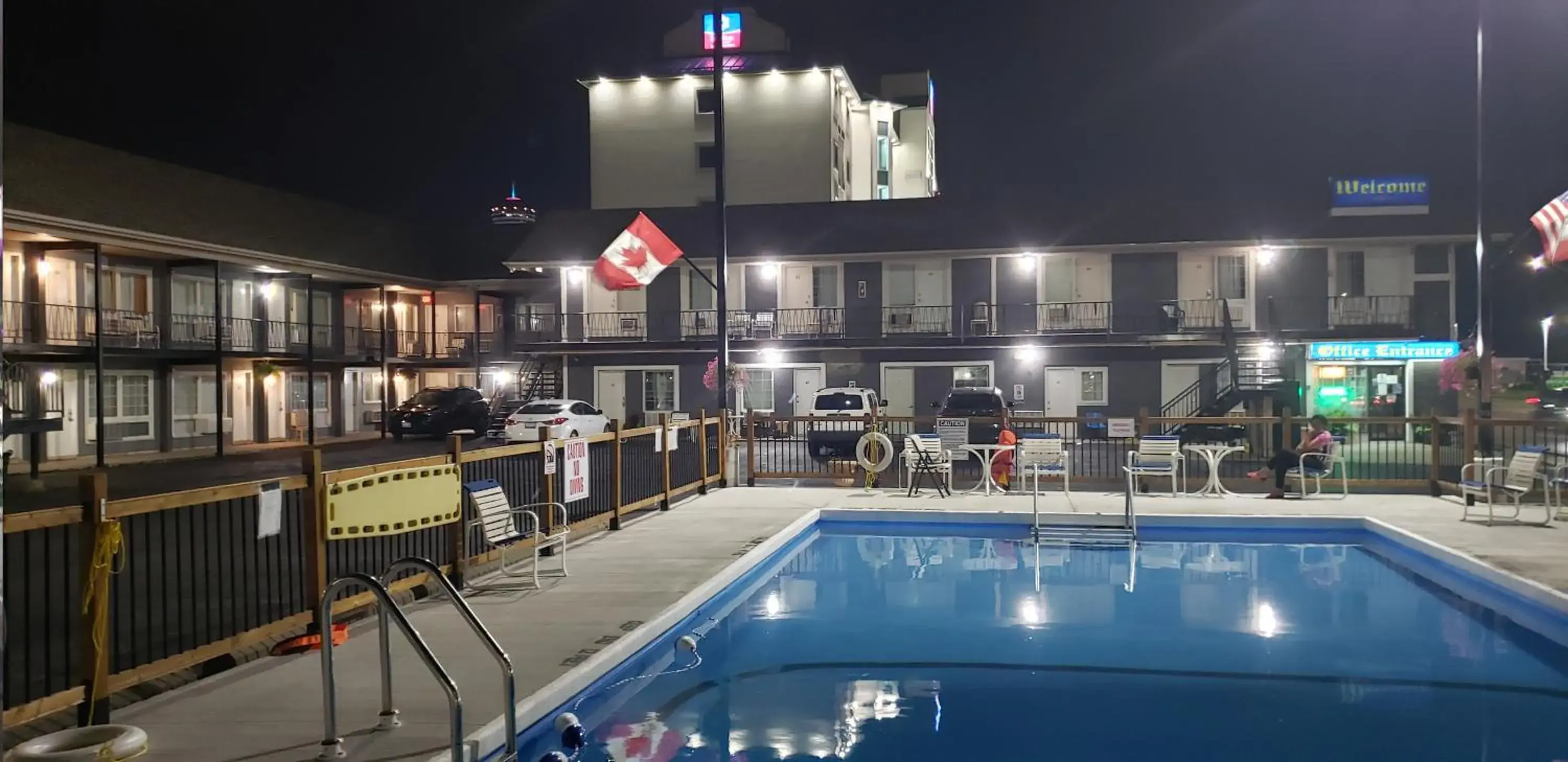 Swimming Pool in Niagara Falls Courtside Inn