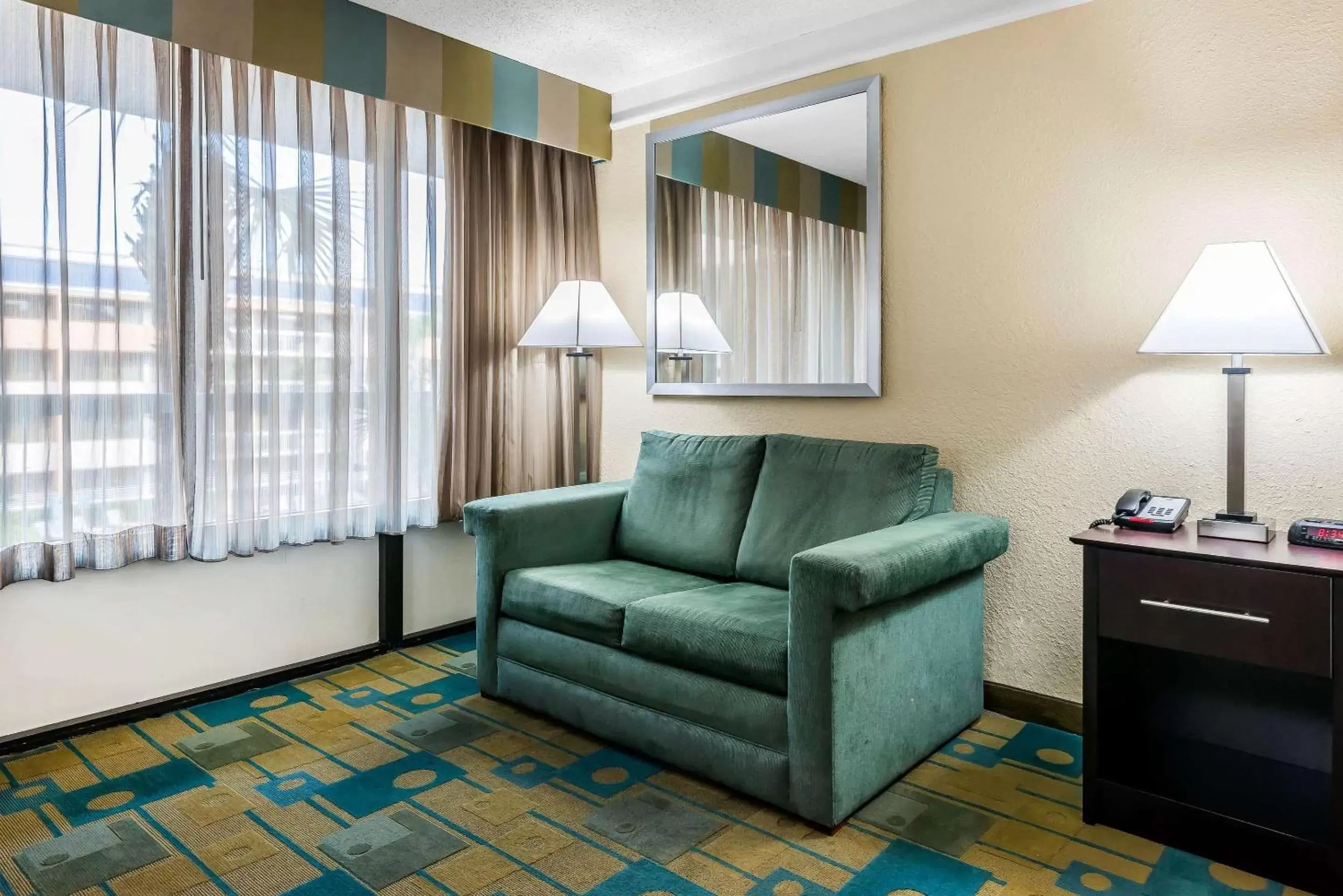 Photo of the whole room, Seating Area in Quality Inn At International Drive Orlando