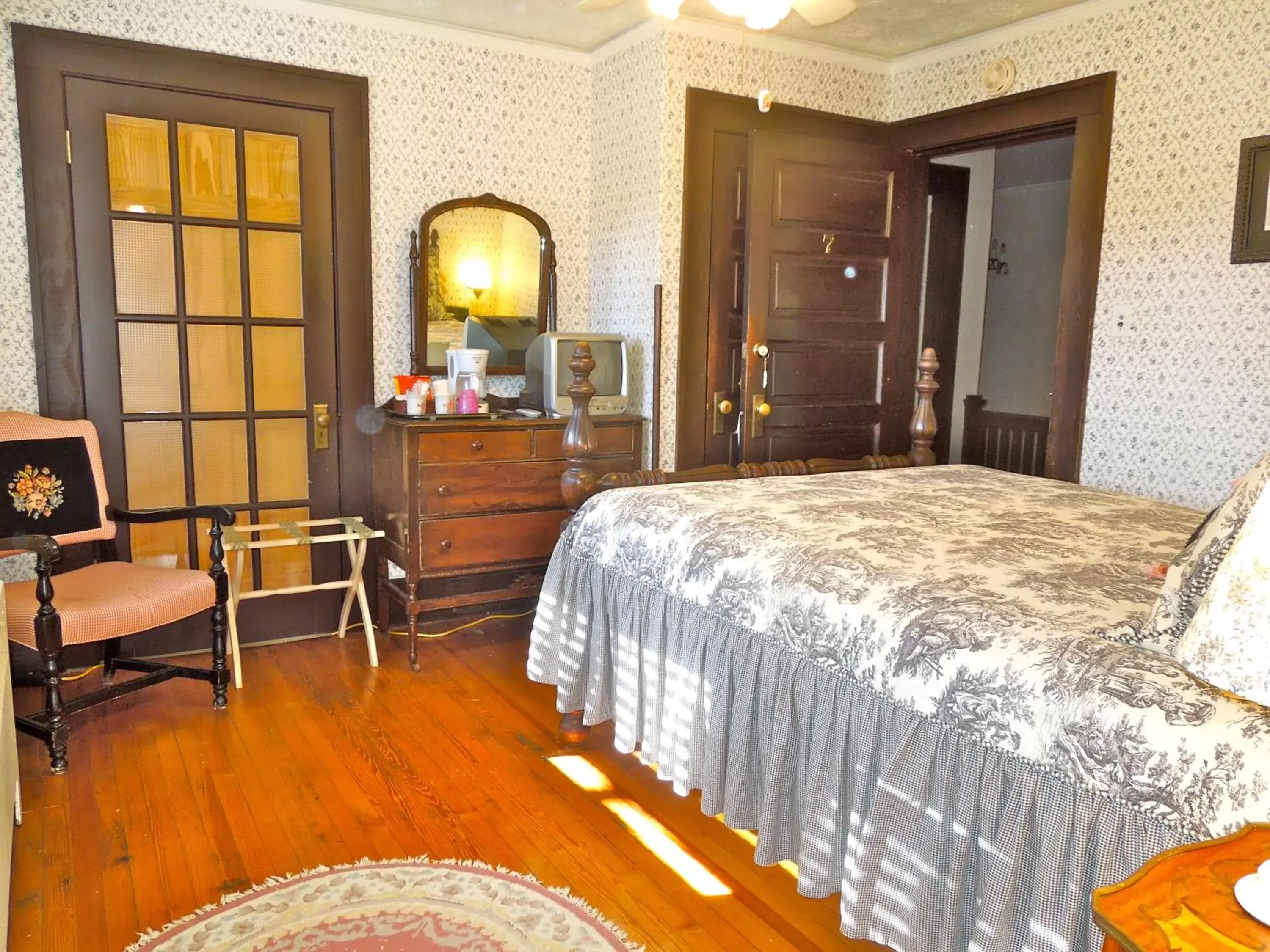 Decorative detail, Bed in Oakland Cottage Bed and Breakfast