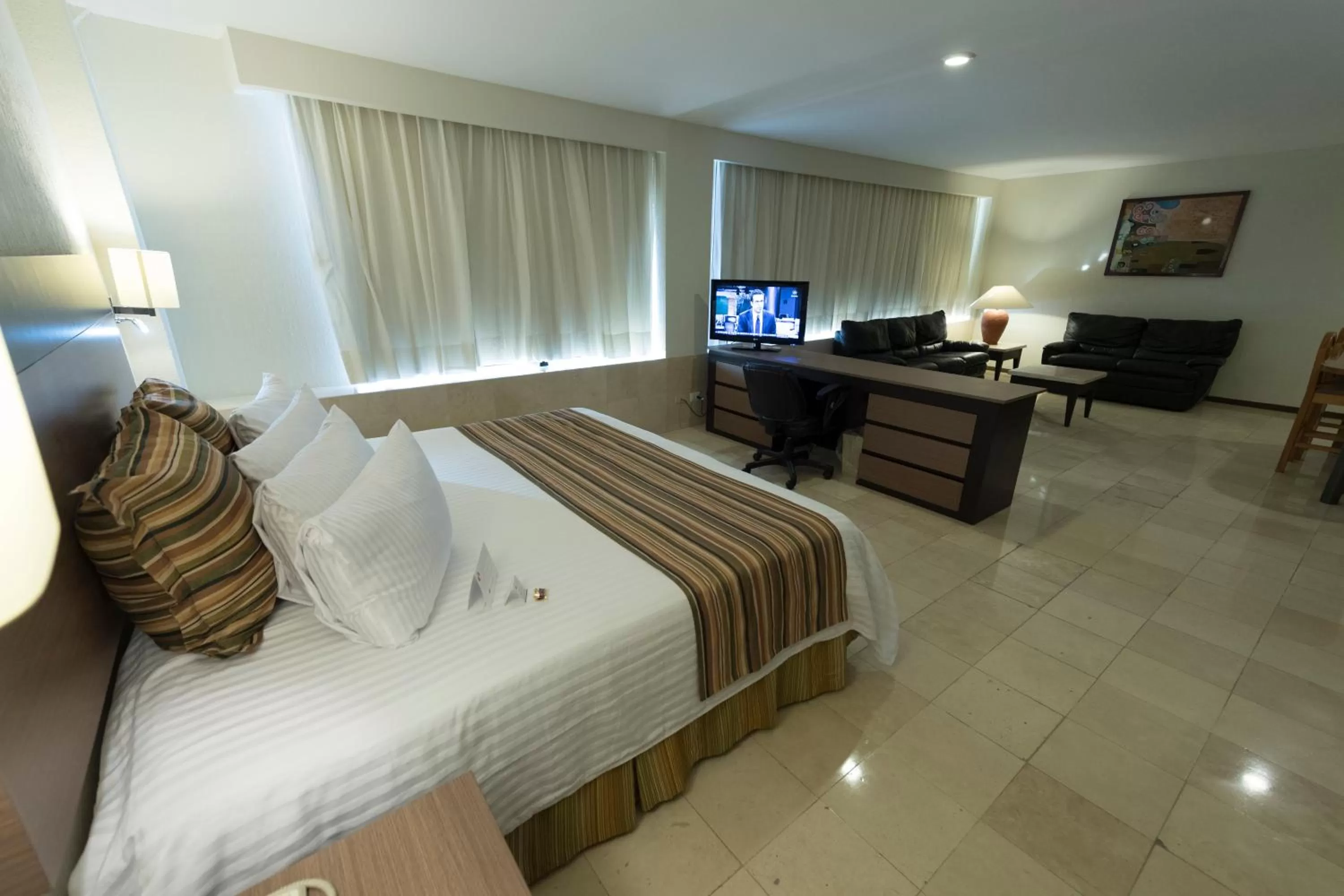 Photo of the whole room, Bed in Ramada Hola Culiacan