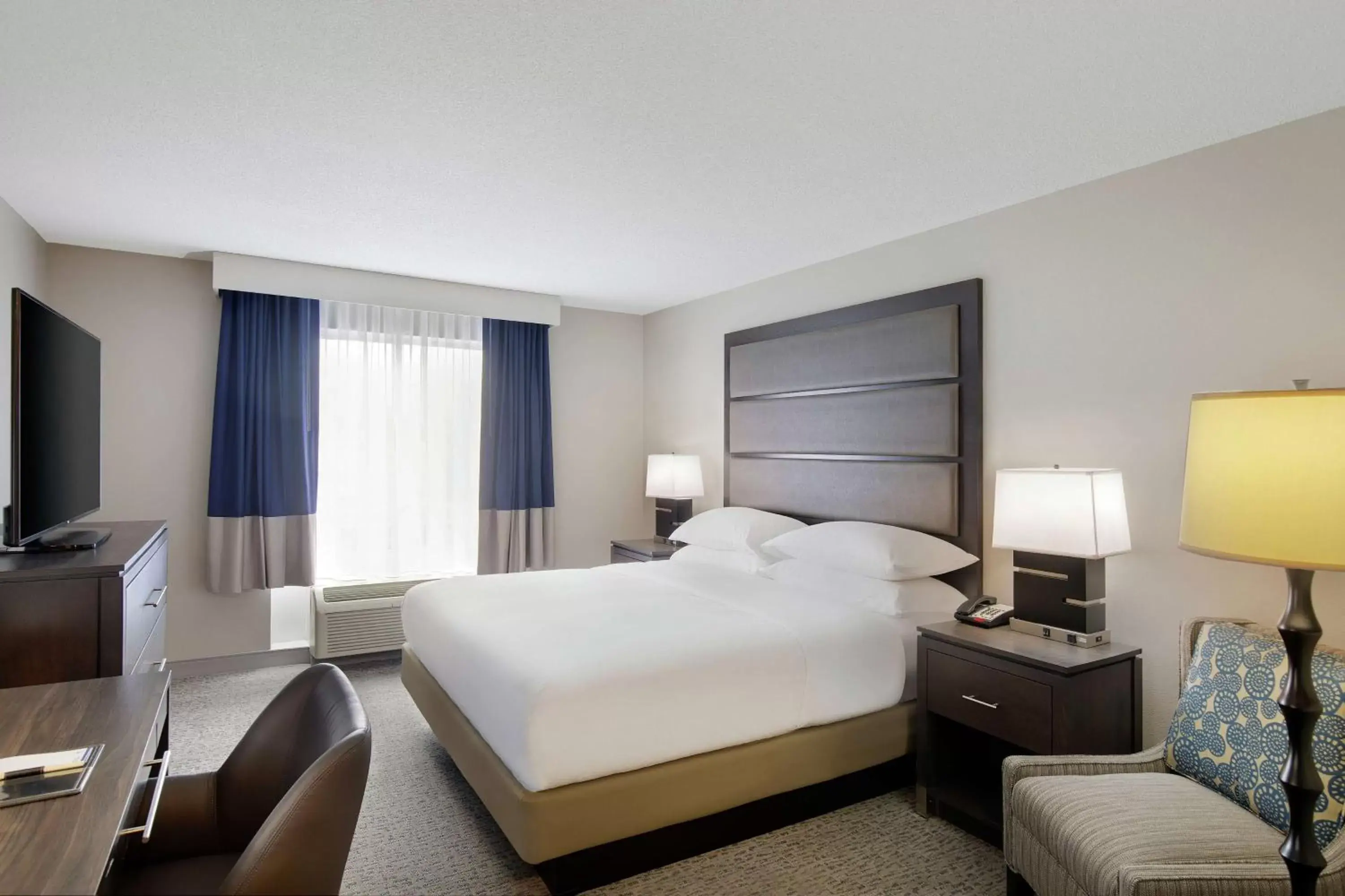 Bedroom, Bed in DoubleTree Richmond Airport