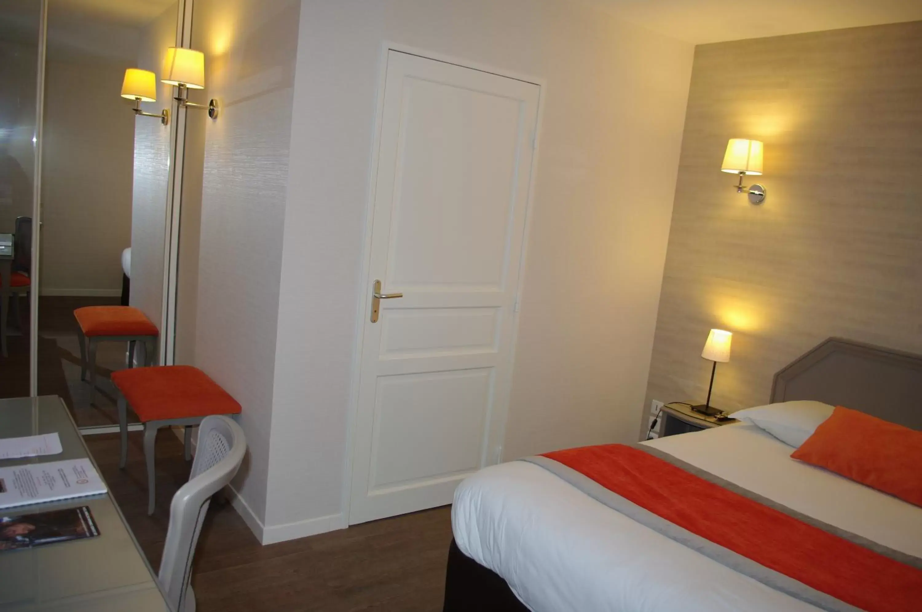 Bedroom, Bed in Hotel de la Gare Troyes Centre