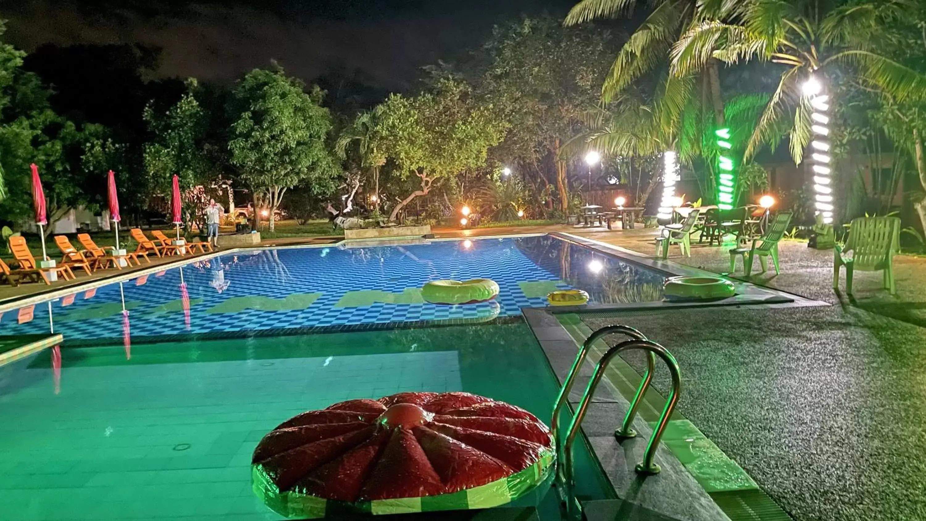 Swimming Pool in Doo Dee Boutique Resort by Swiss Chalet