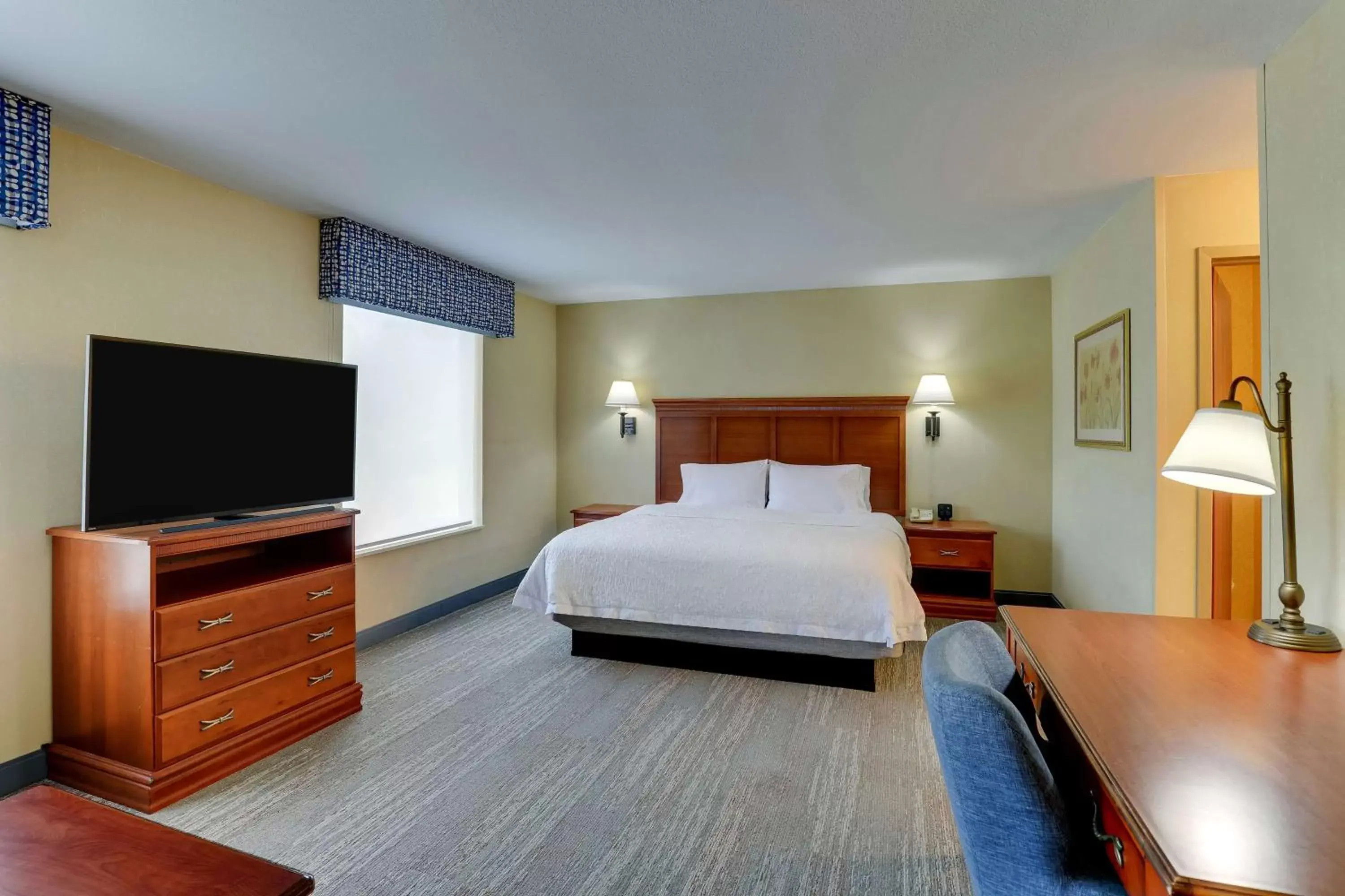 Bedroom, Bed in Hampton Inn & Suites St. Louis - Edwardsville
