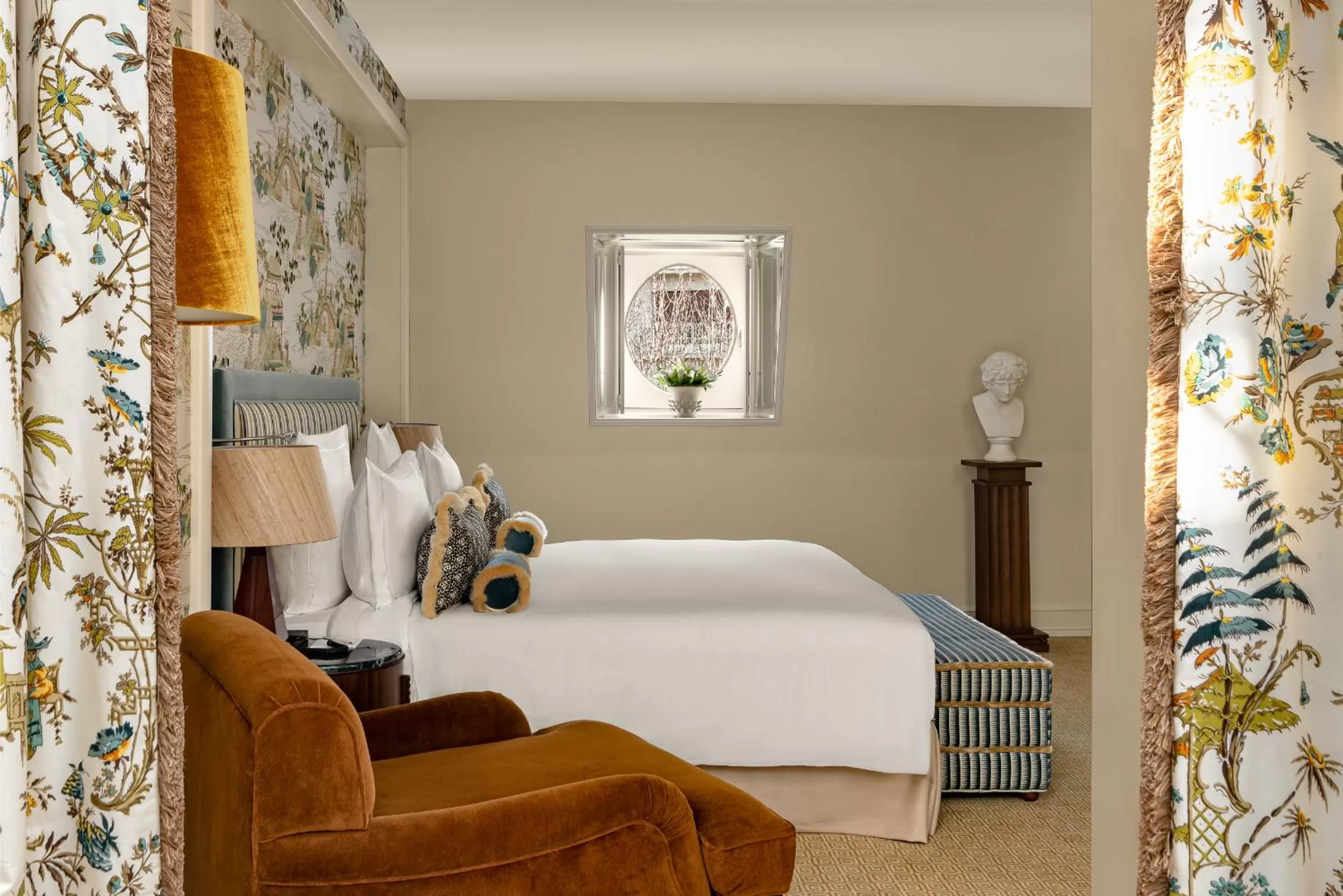 Bedroom, Bed in Saint James Paris