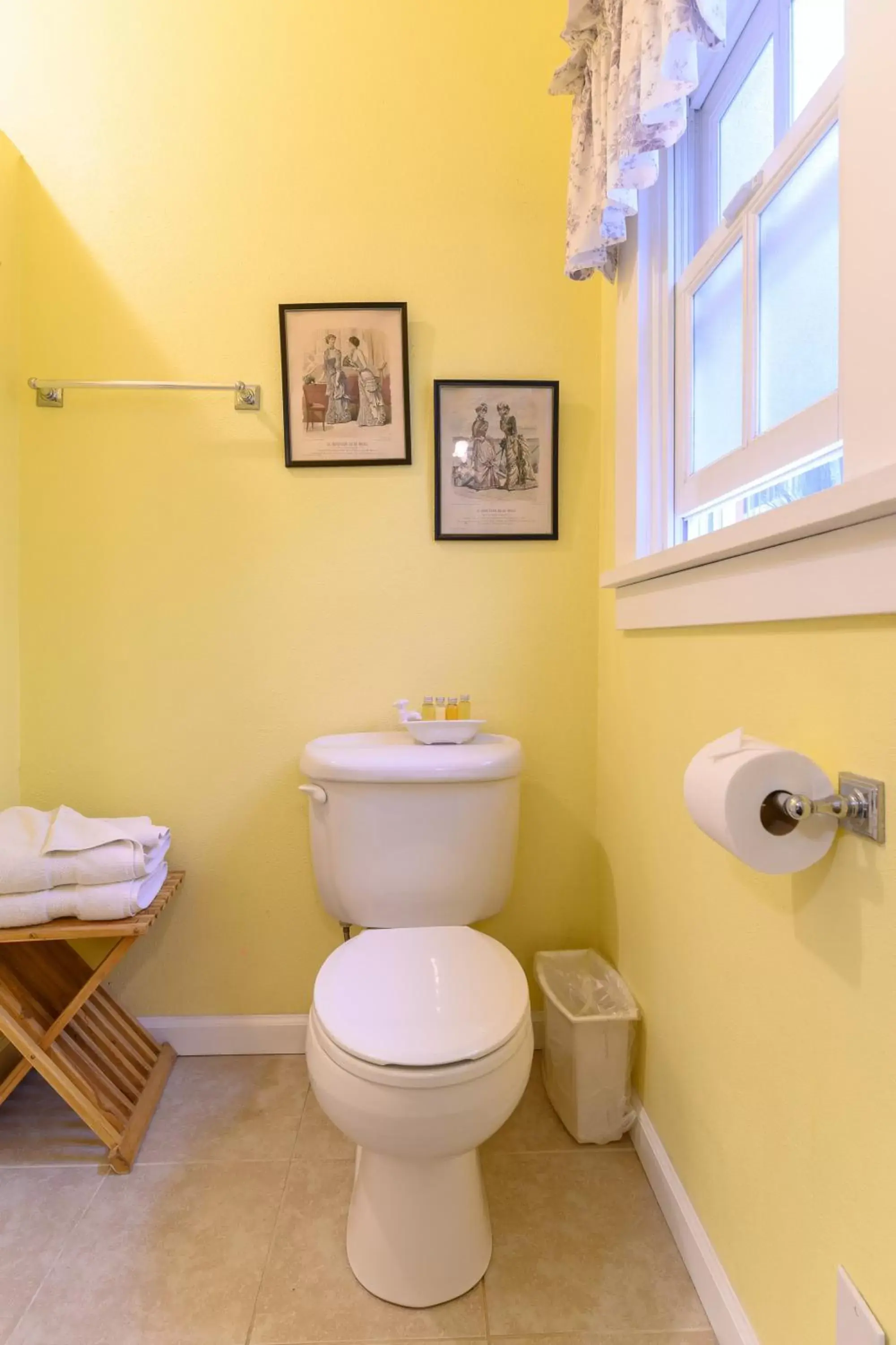 Bedroom, Bathroom in Beachrunners Inn