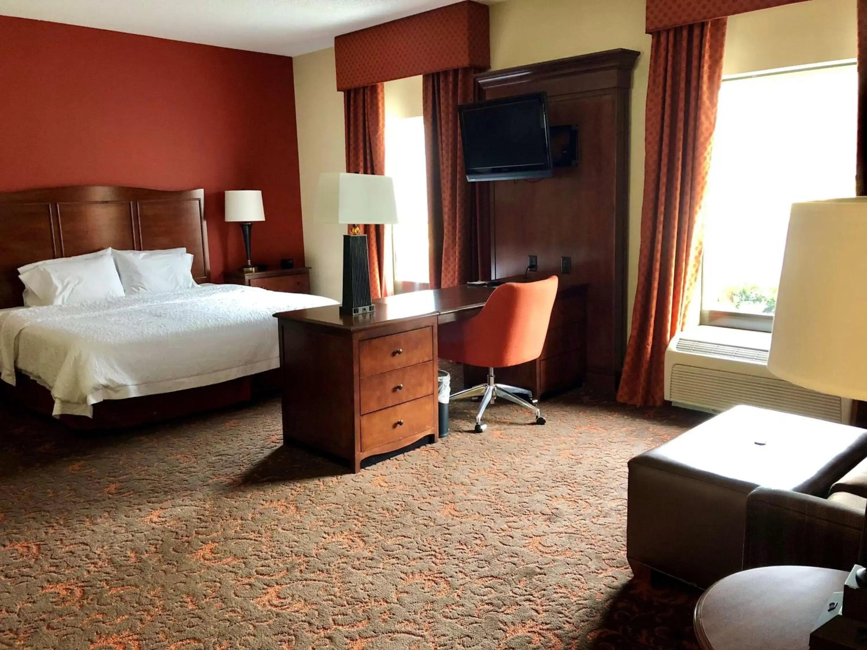 Bedroom, Bed in Hampton Inn and Suites Woodstock, Virginia