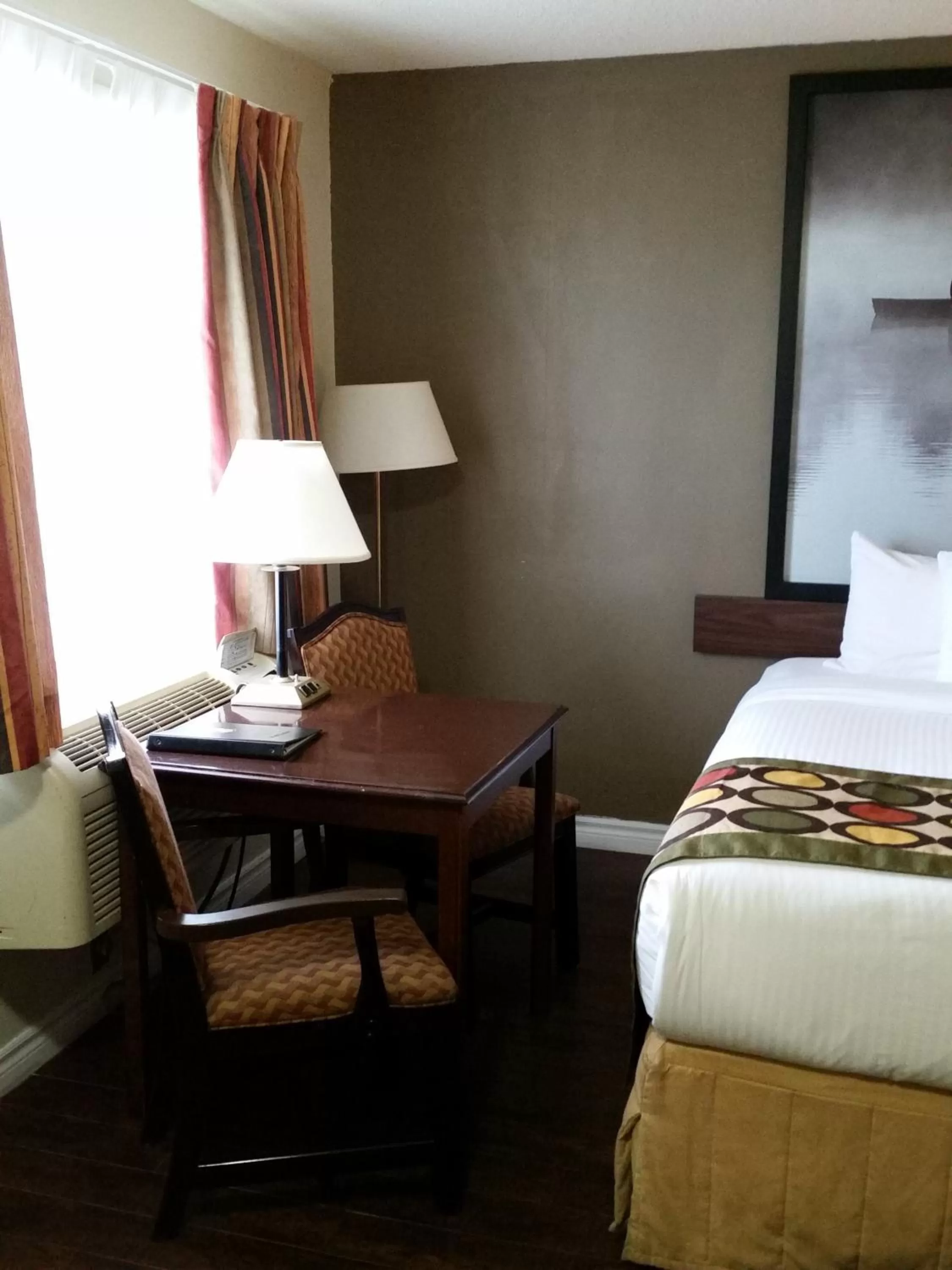 Seating area, Bed in Super 8 by Wyndham Brockville