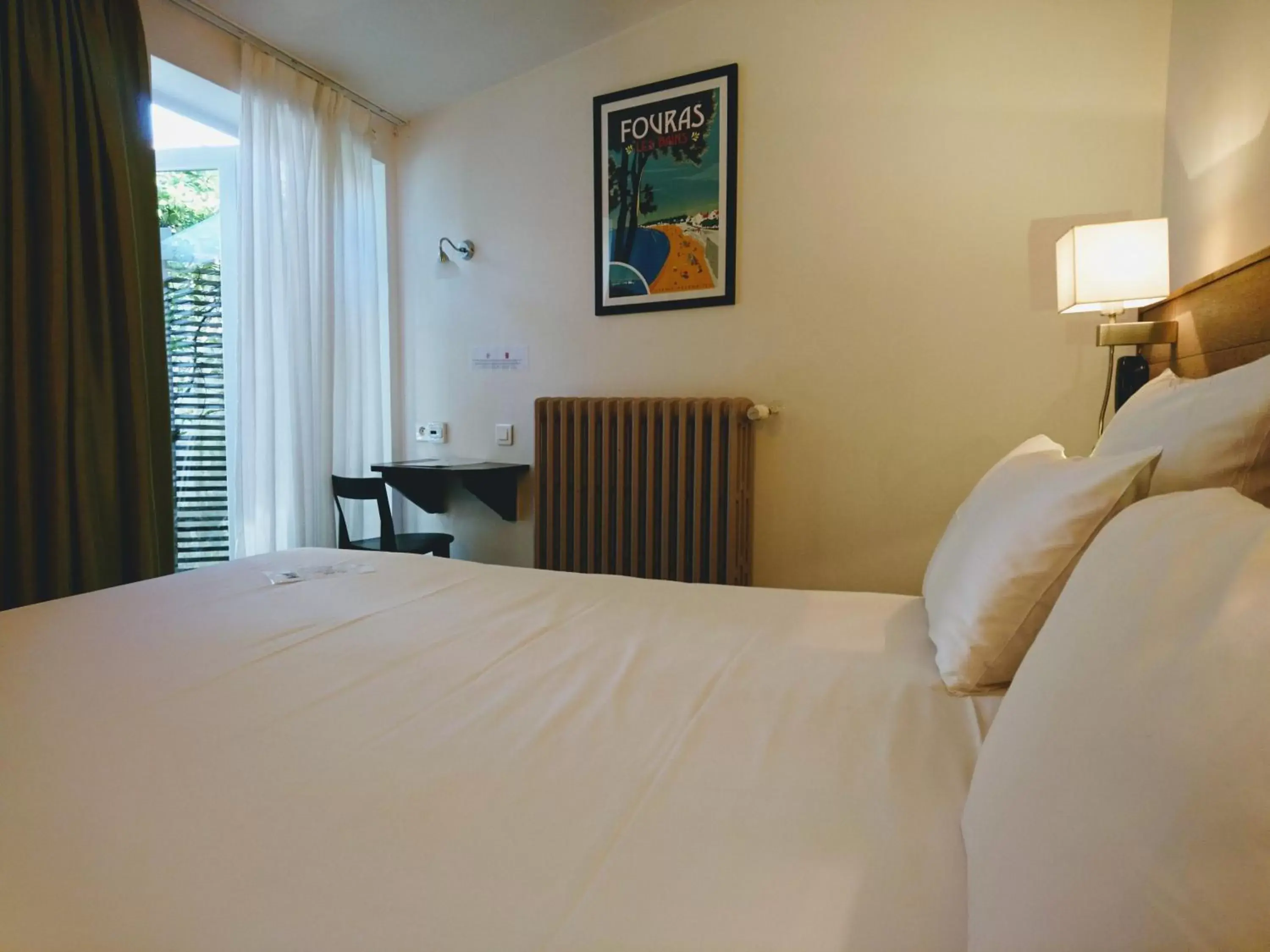 Photo of the whole room, Bed in Accostage Hôtel Plage de la Concurrence