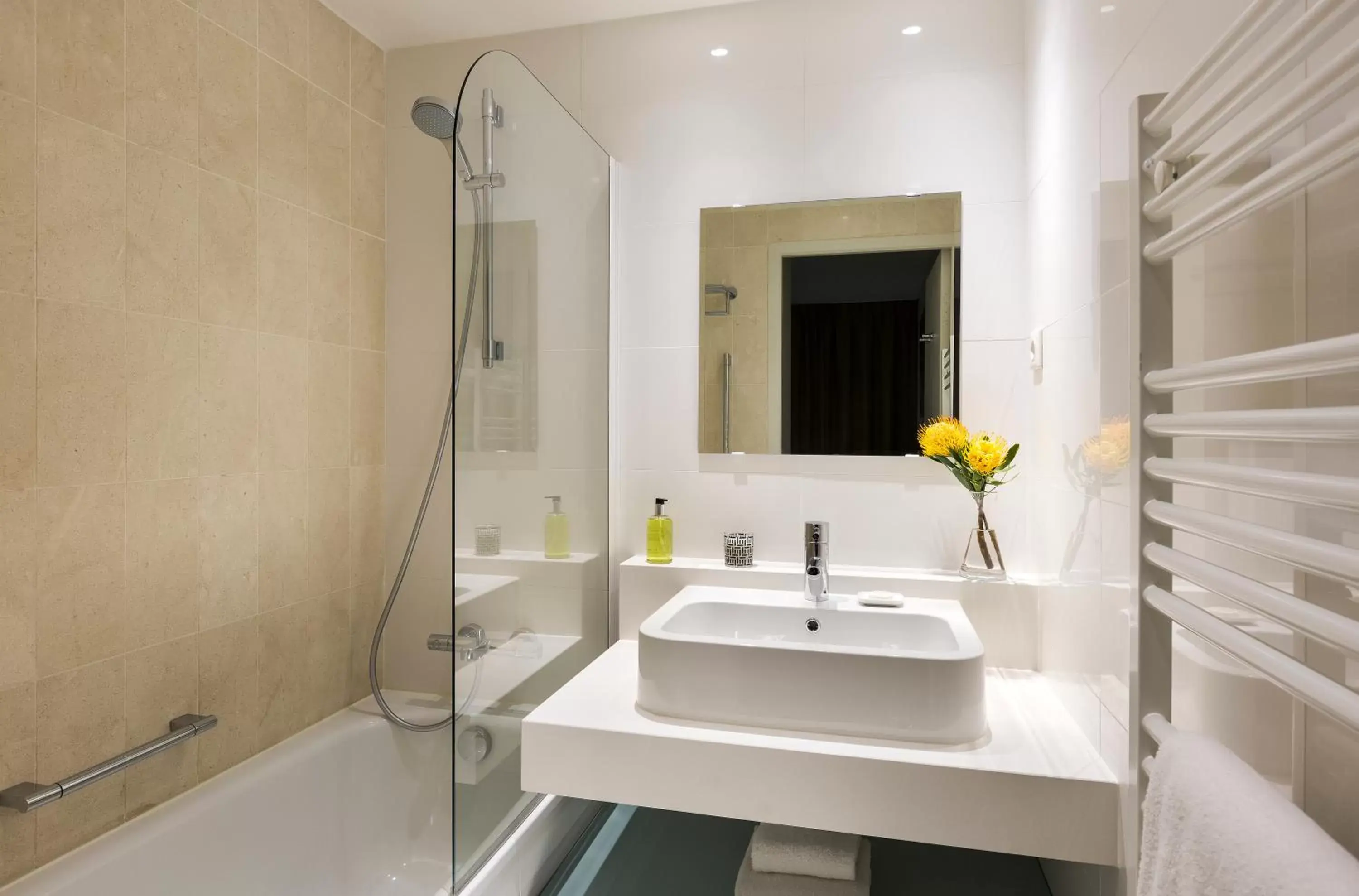 Bathroom in Citadines Opéra Paris Bathroom in Citadines Opéra Paris