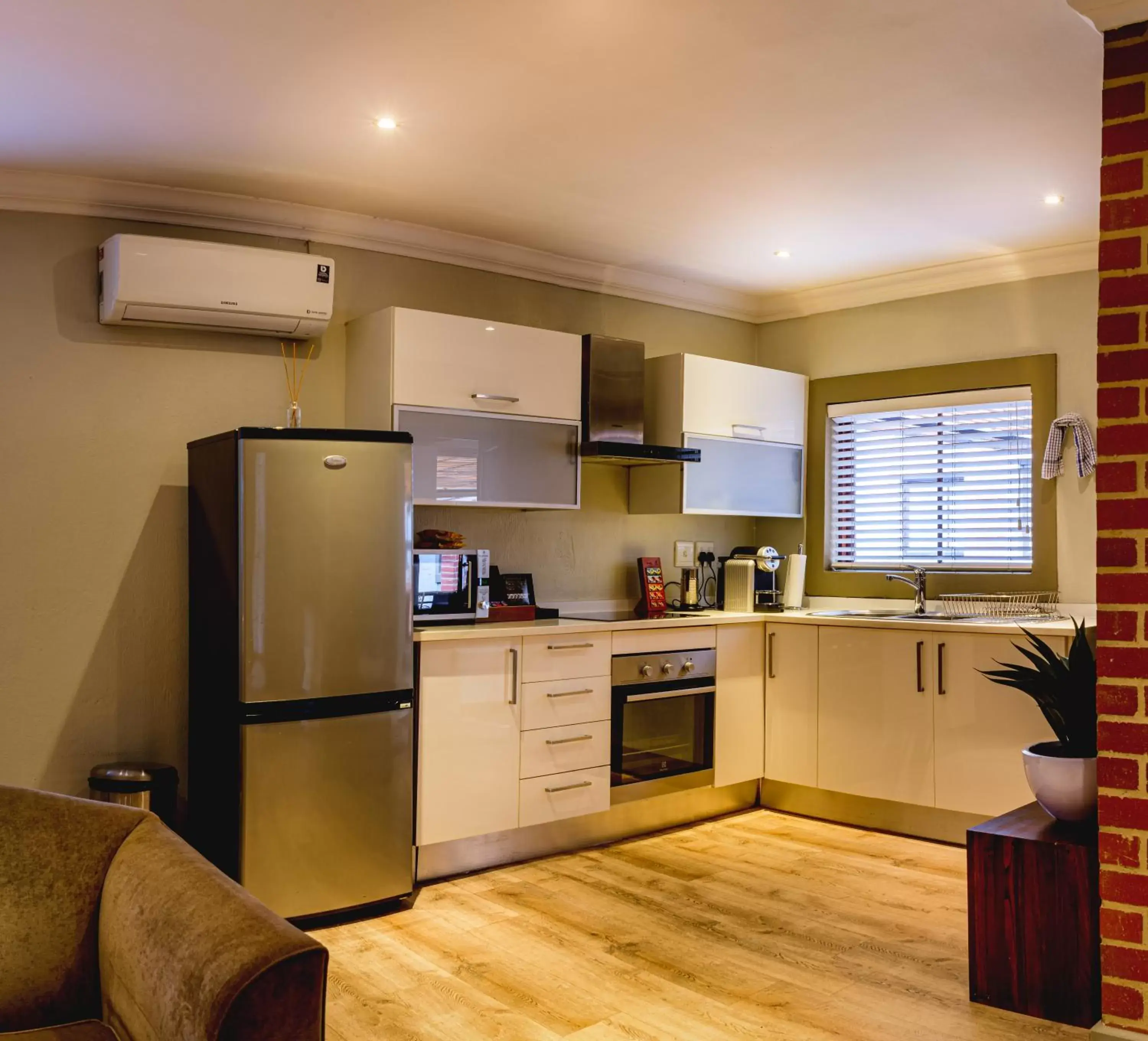 Kitchen or kitchenette, Kitchen/Kitchenette in Menlyn Boutique Hotel