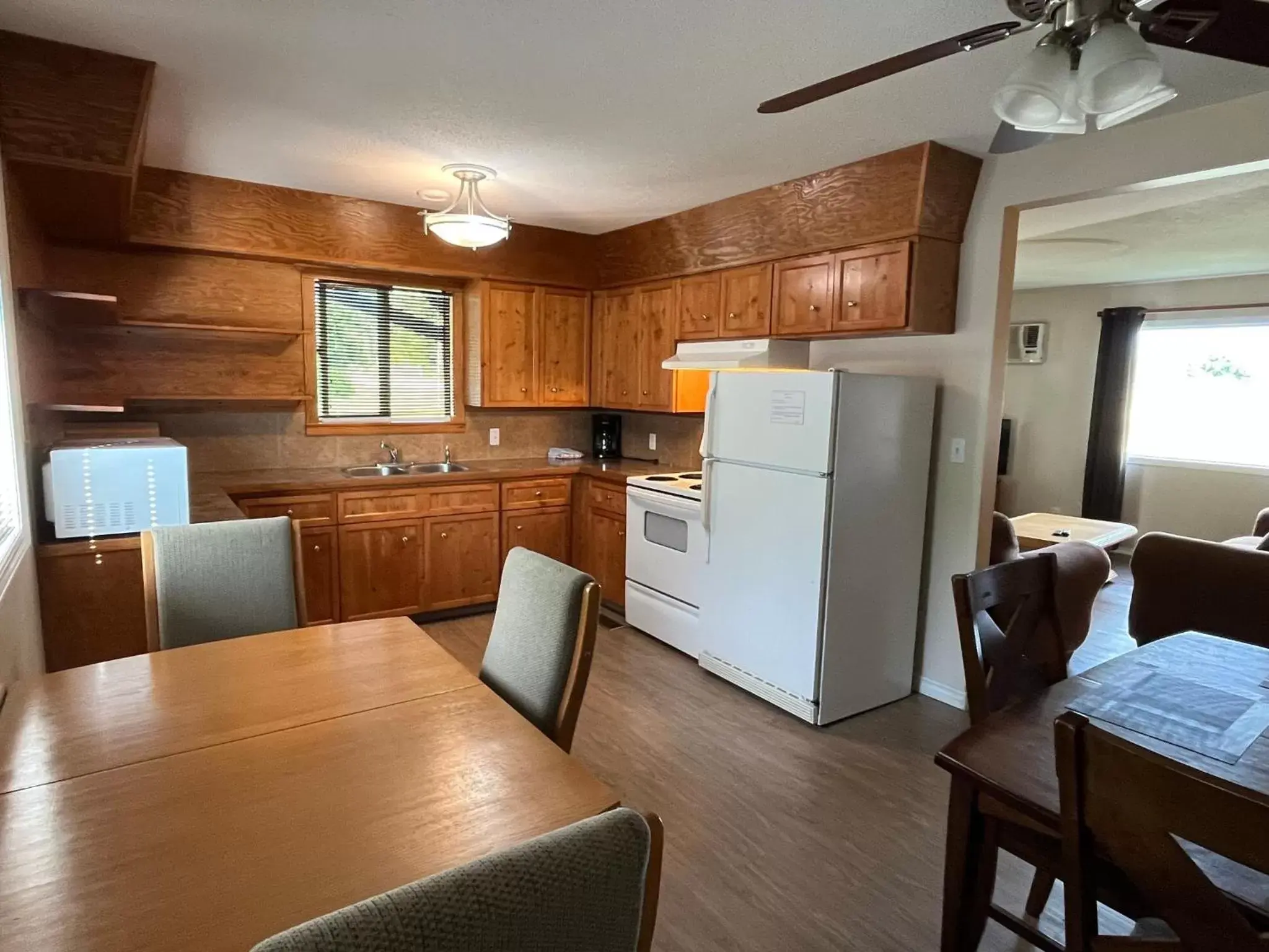 Kitchen/Kitchenette in Brookside Motel