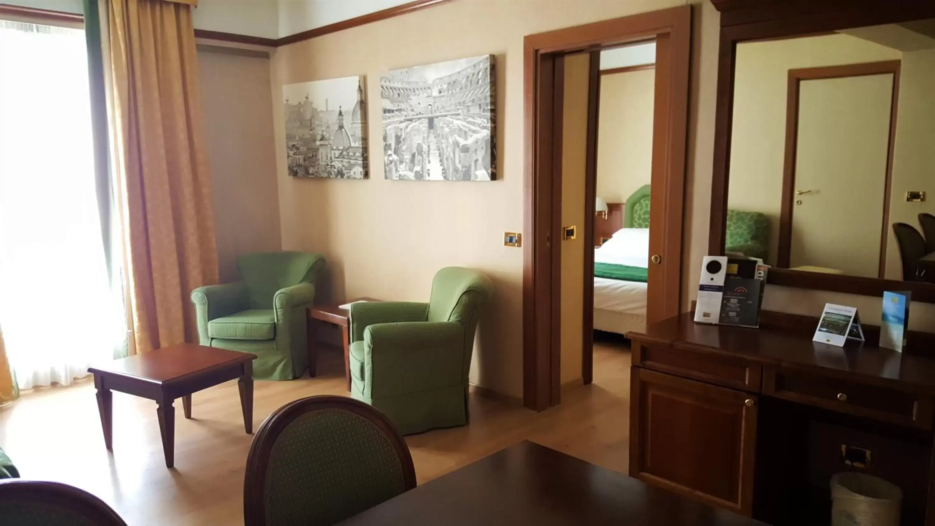 Photo of the whole room, Seating Area in iH Hotels Roma Cicerone
