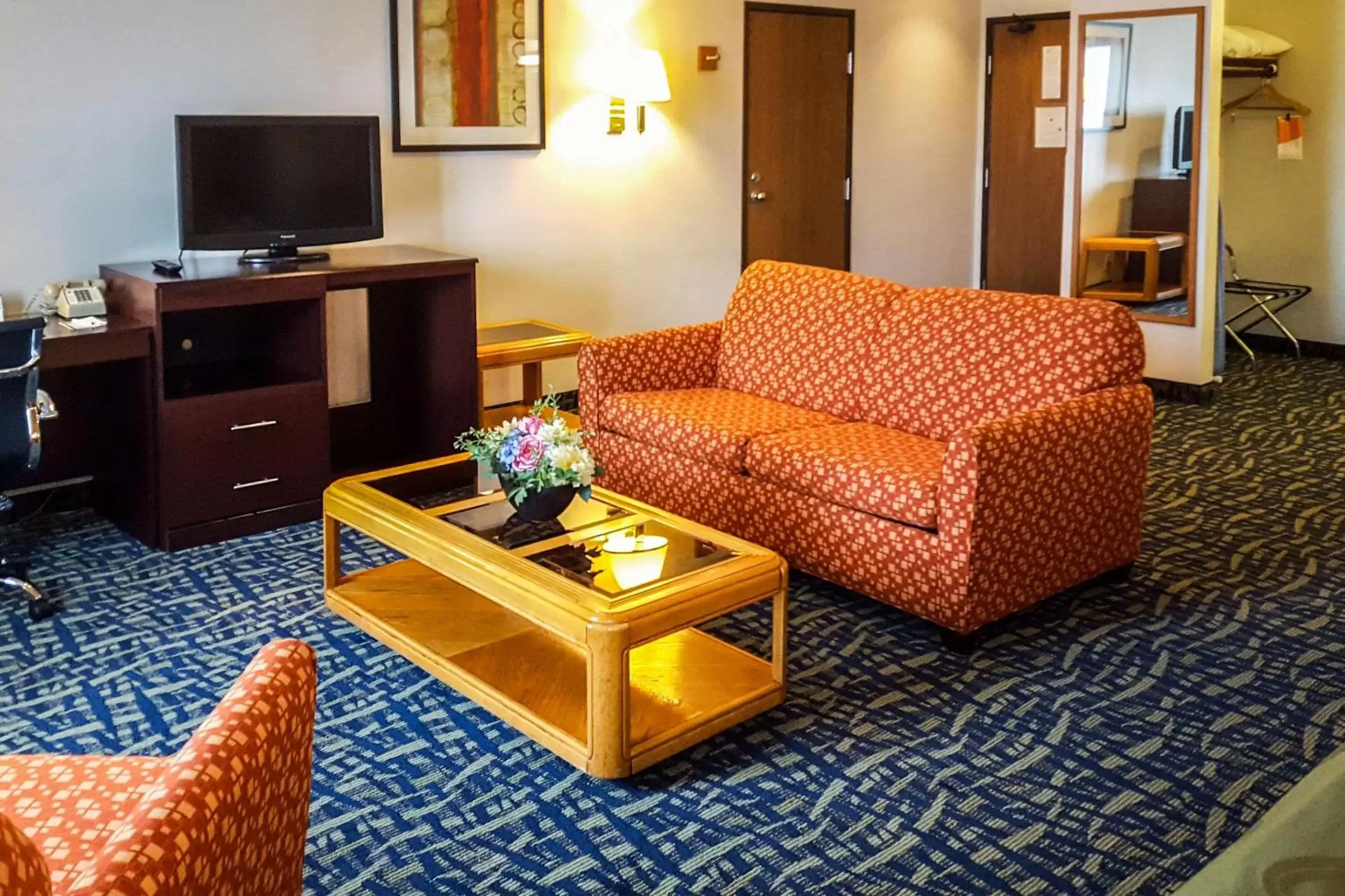 Photo of the whole room, Seating Area in Quality Inn Ozark