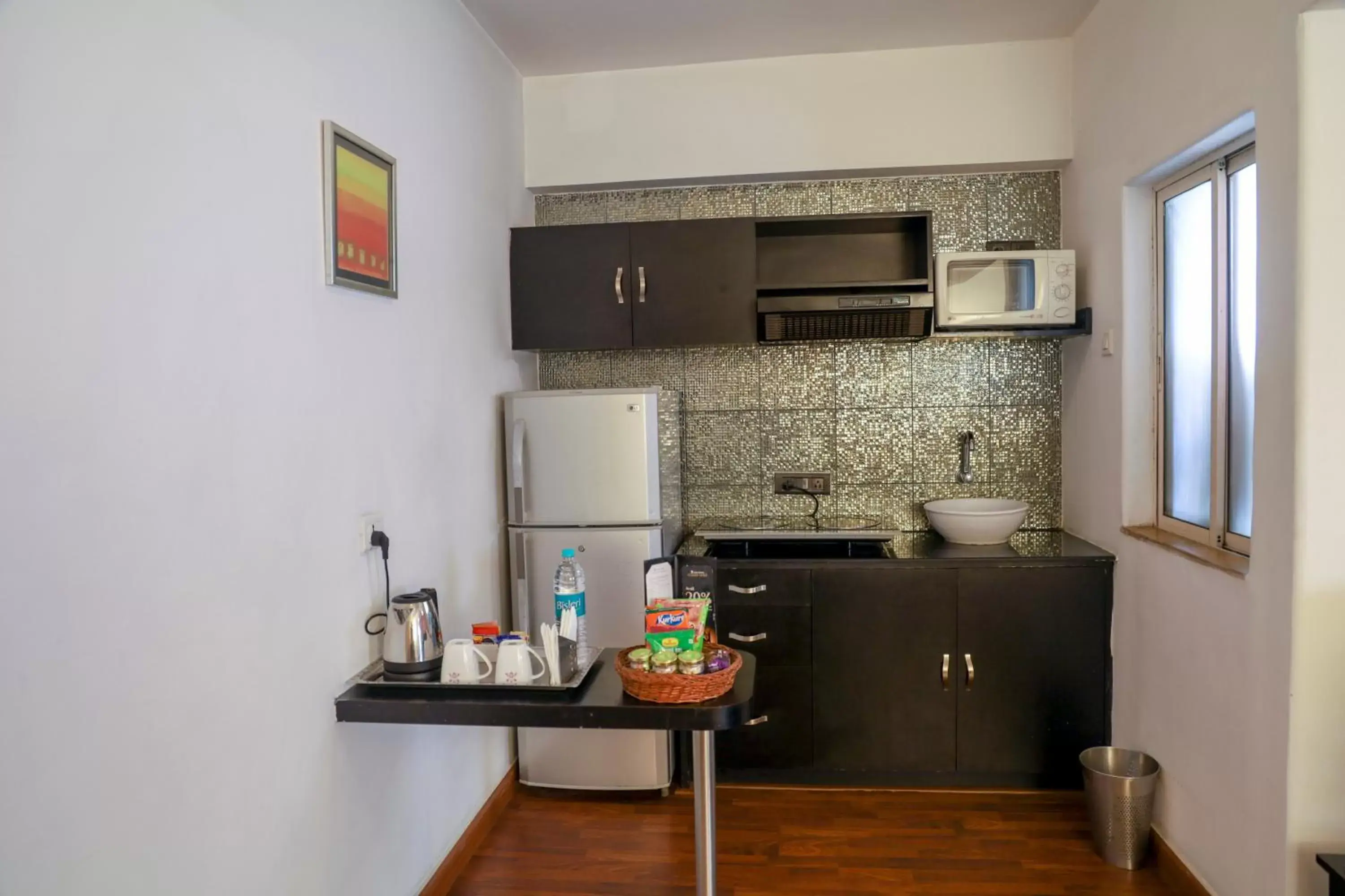 Coffee/tea facilities, Kitchen/Kitchenette in Royal Orchid Golden Suites Pune