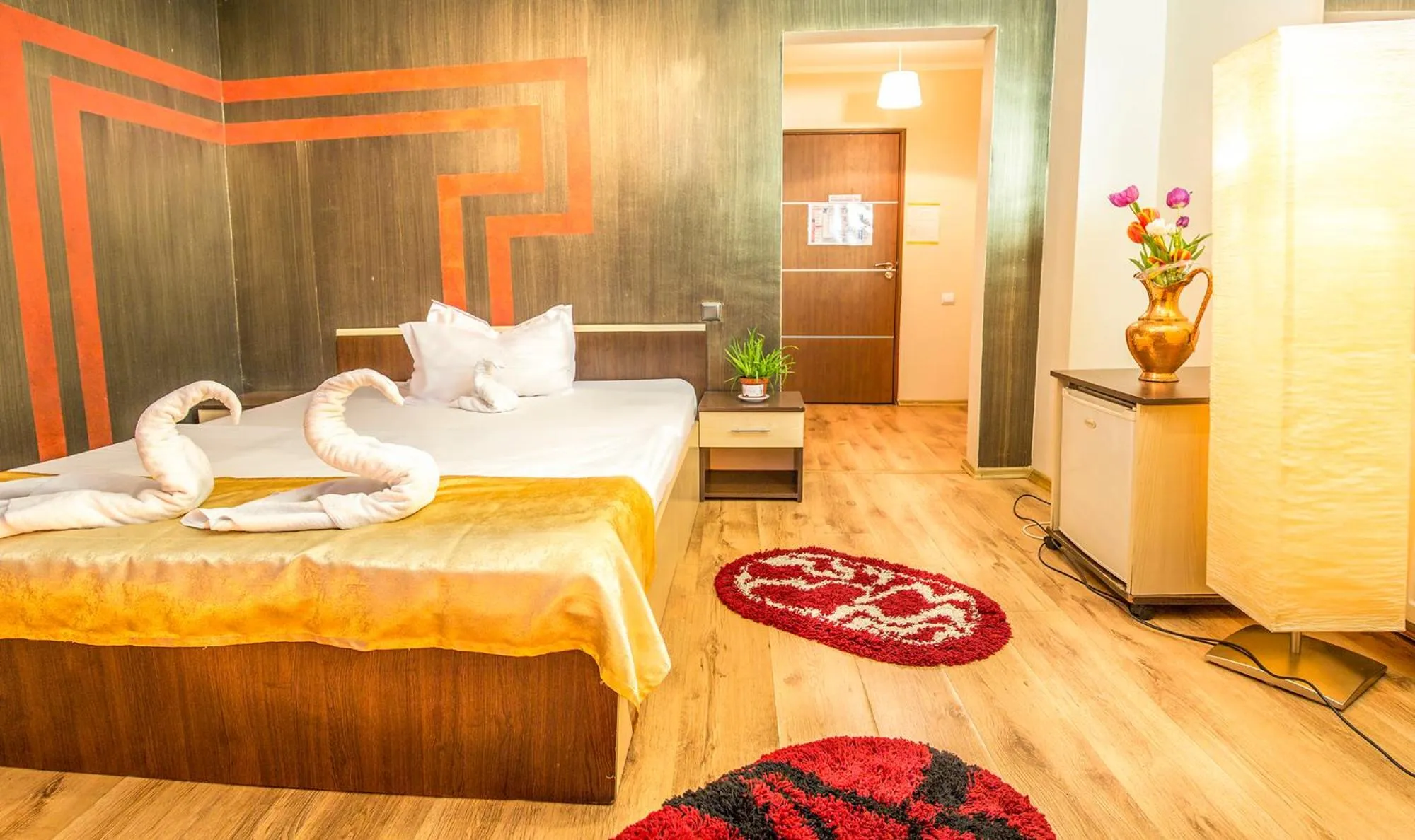 Shower, Bed in Hotel EOS