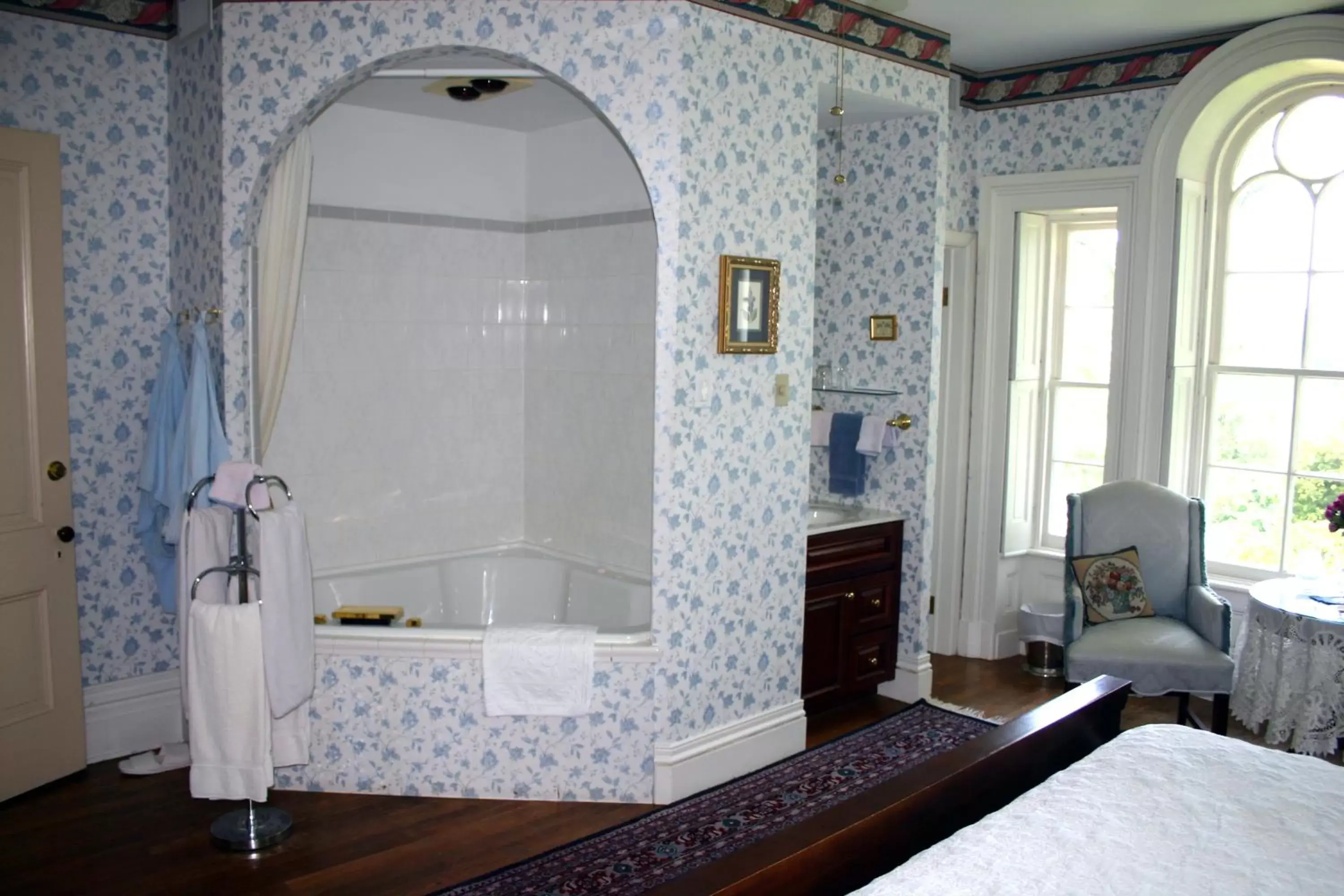 Hot Tub, Bathroom in Mayhurst Estate