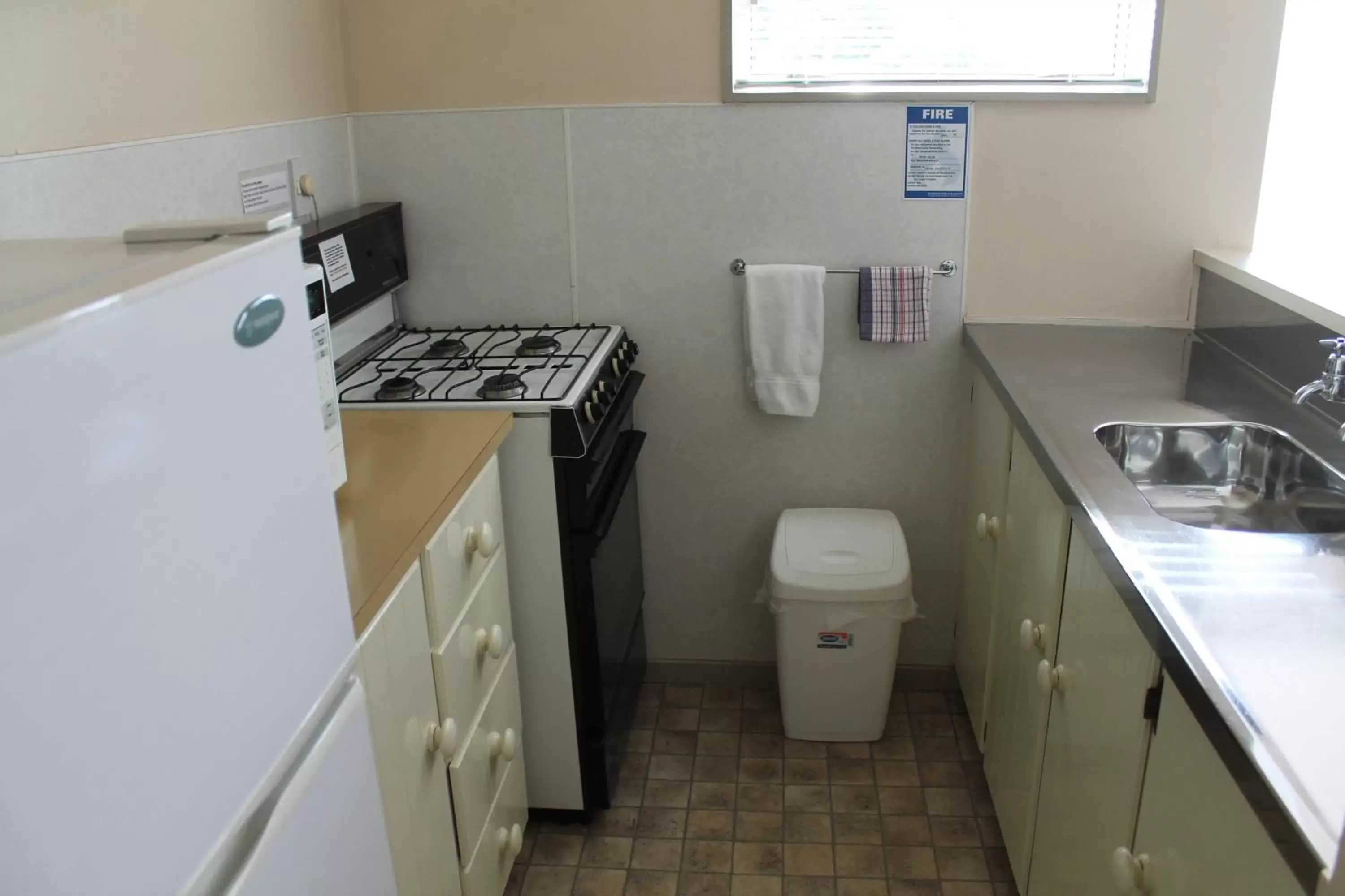 Kitchen or kitchenette in Riverview Motel Kitchen or kitchenette in Riverview Motel