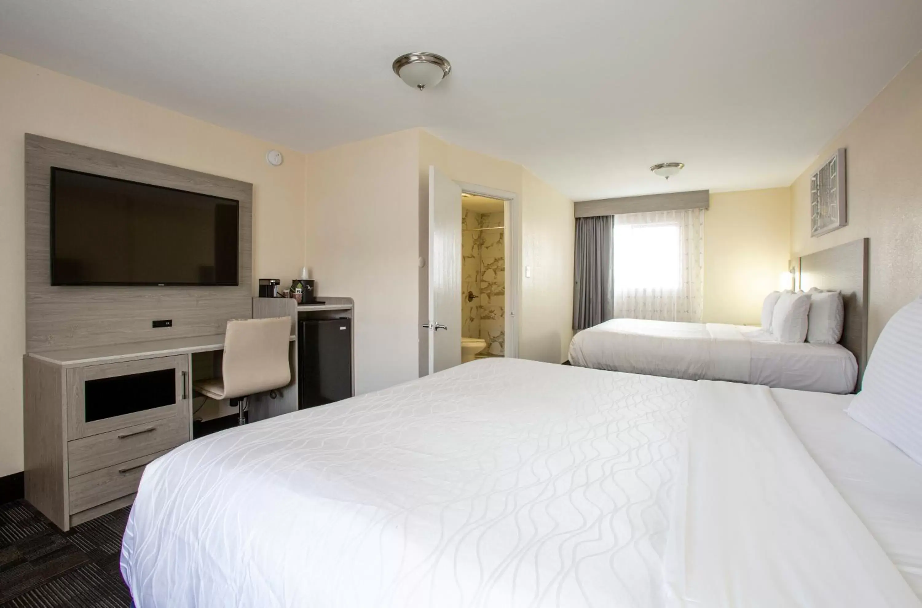 King Room with Two King Beds in Hotel Aspen Flagstaff/ Grand Canyon InnSuites King Room with Two King Beds in Hotel Aspen Flagstaff/ Grand Canyon InnSuites