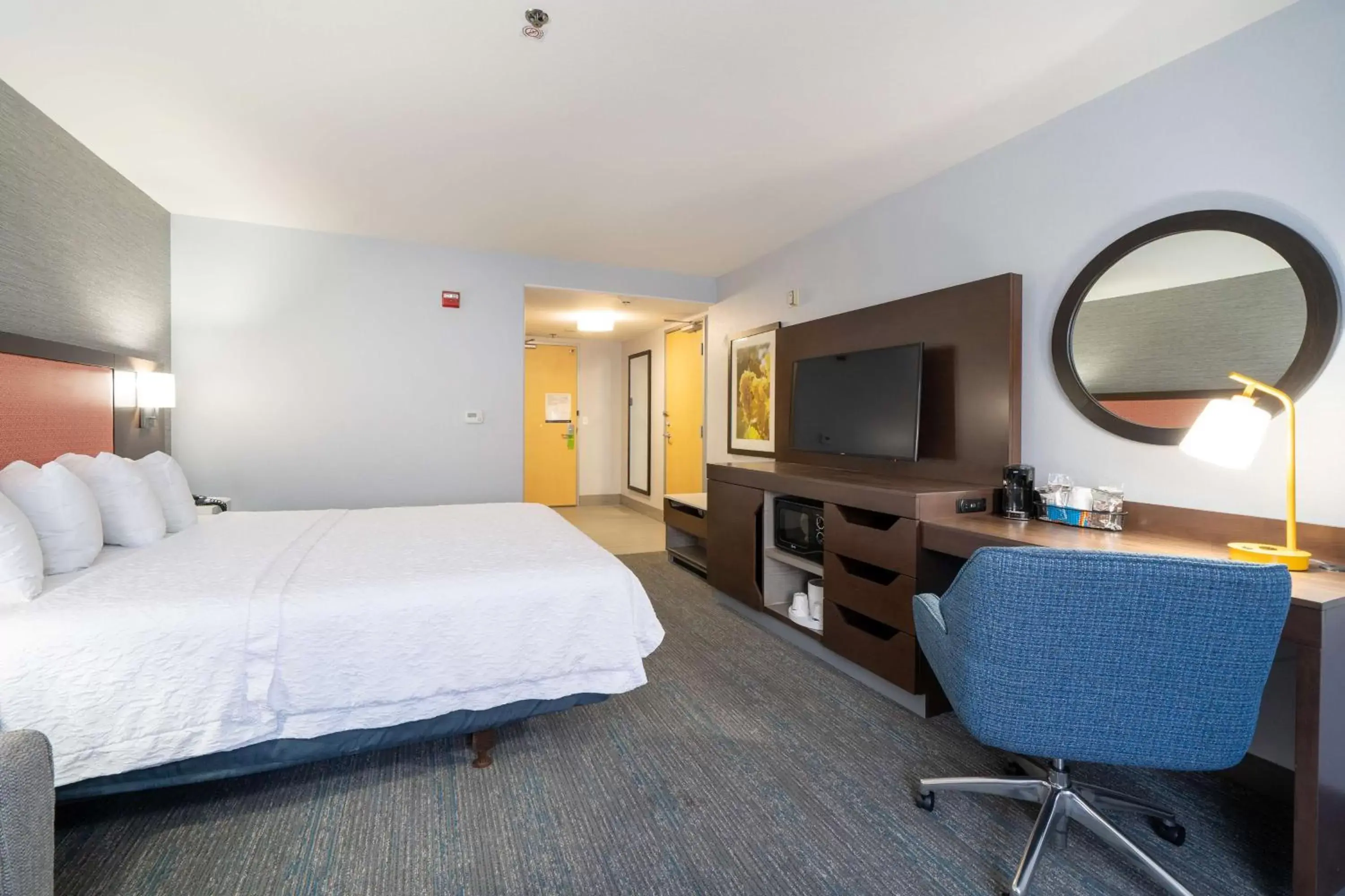 Bedroom, TV/Entertainment Center in Hampton Inn & Suites Modesto - Salida