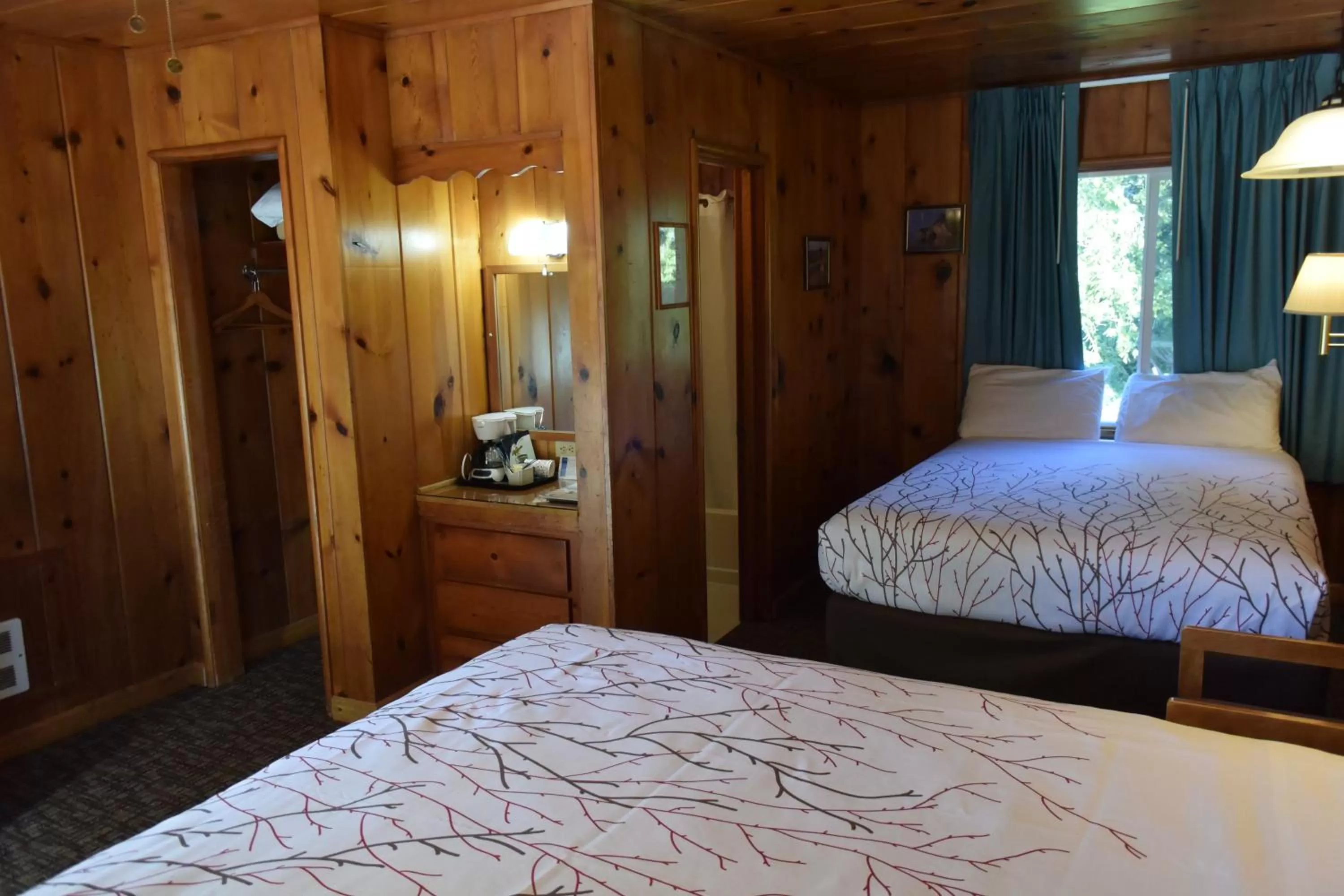 Bed in Park Motel and Cabins