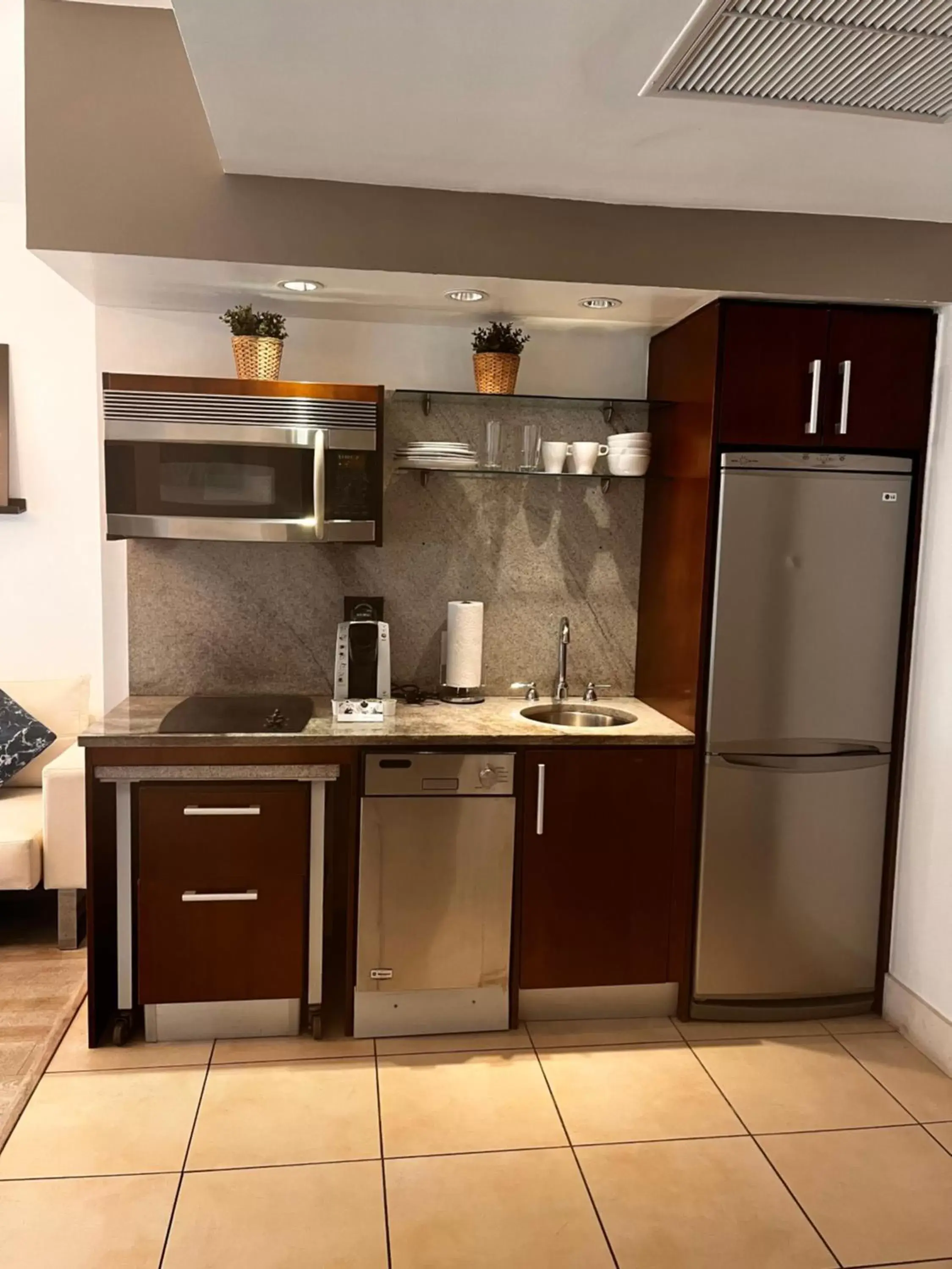 Kitchen or kitchenette, Kitchen/Kitchenette in Suites at The Strand on Ocean Drive