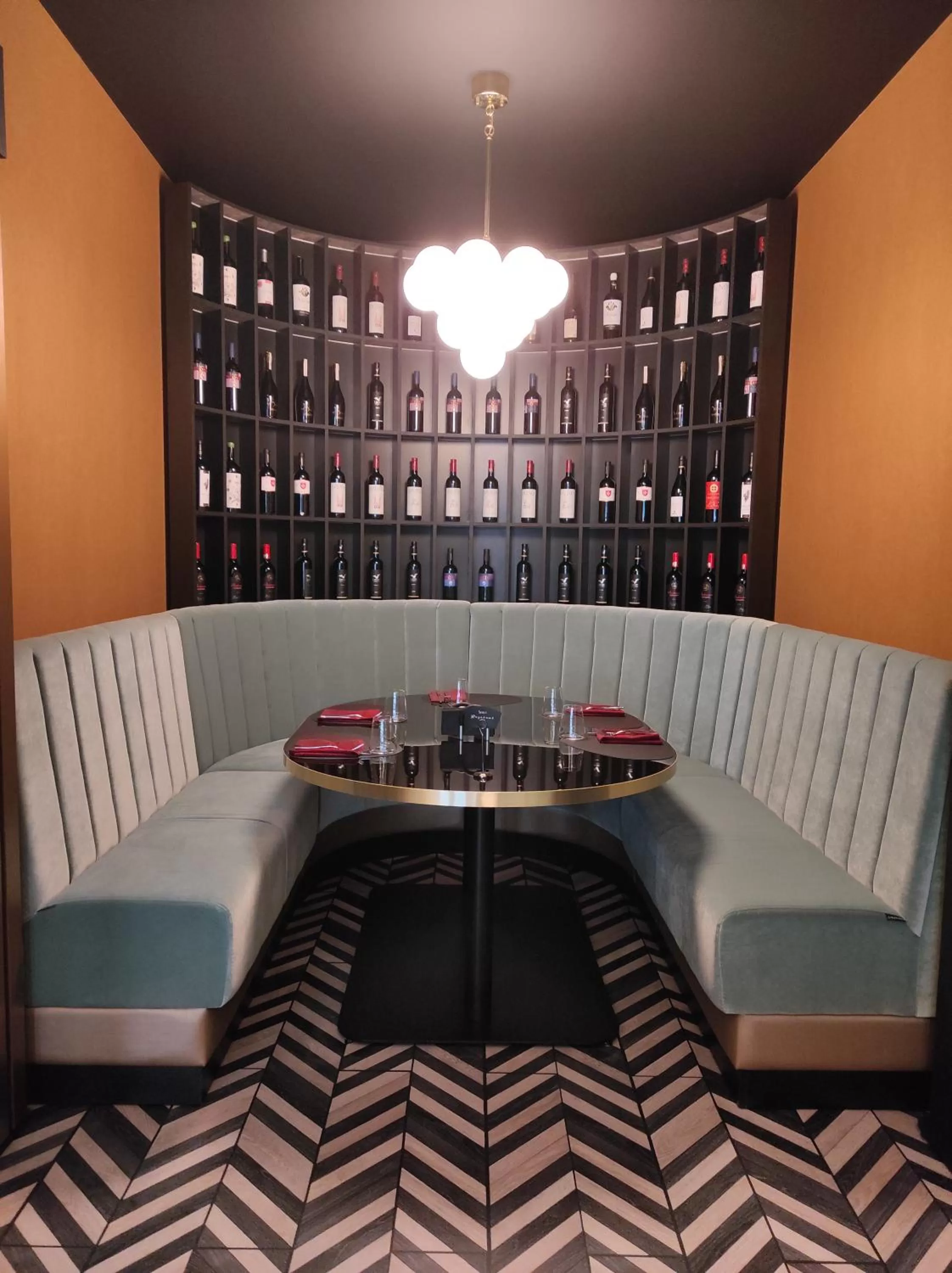 Restaurant/places to eat in Hotel Select