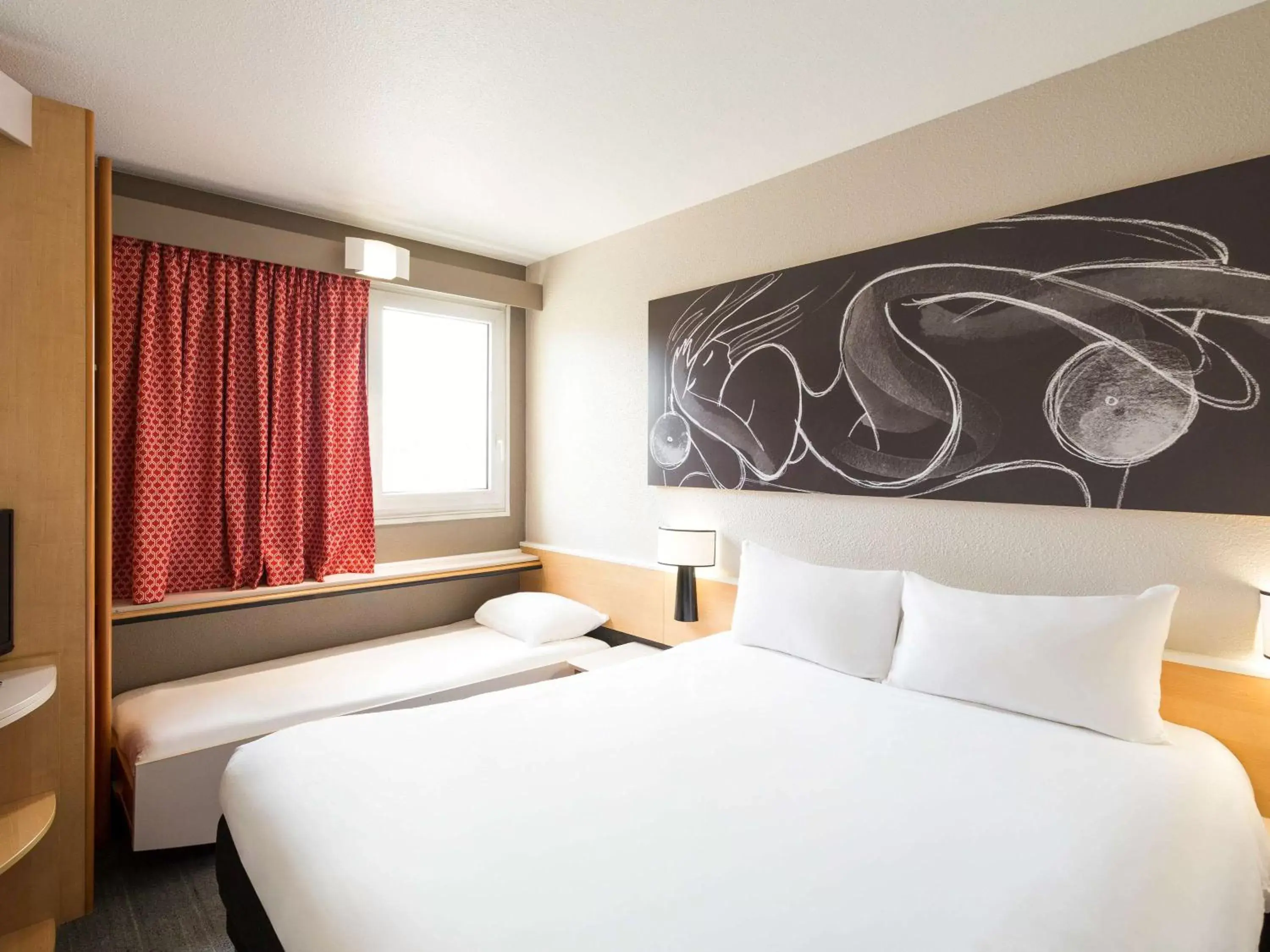 Photo of the whole room, Bed in ibis Bordeaux Pessac Route des Vins