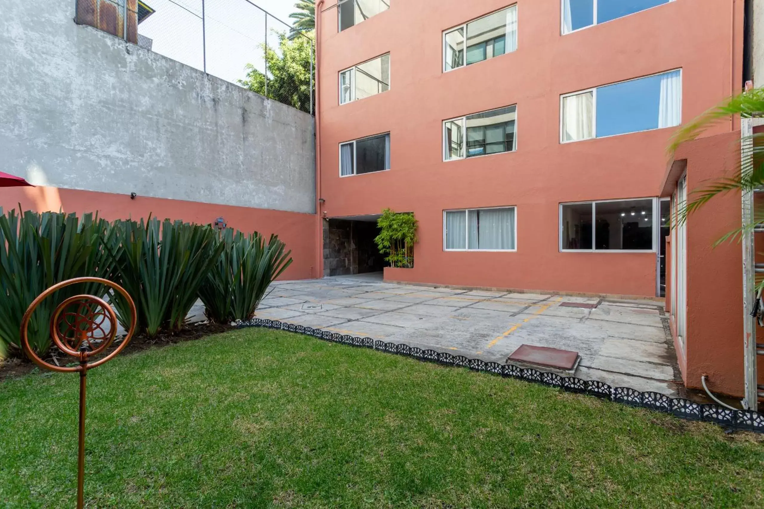 Parking, Property Building in Suites 259 Condesa