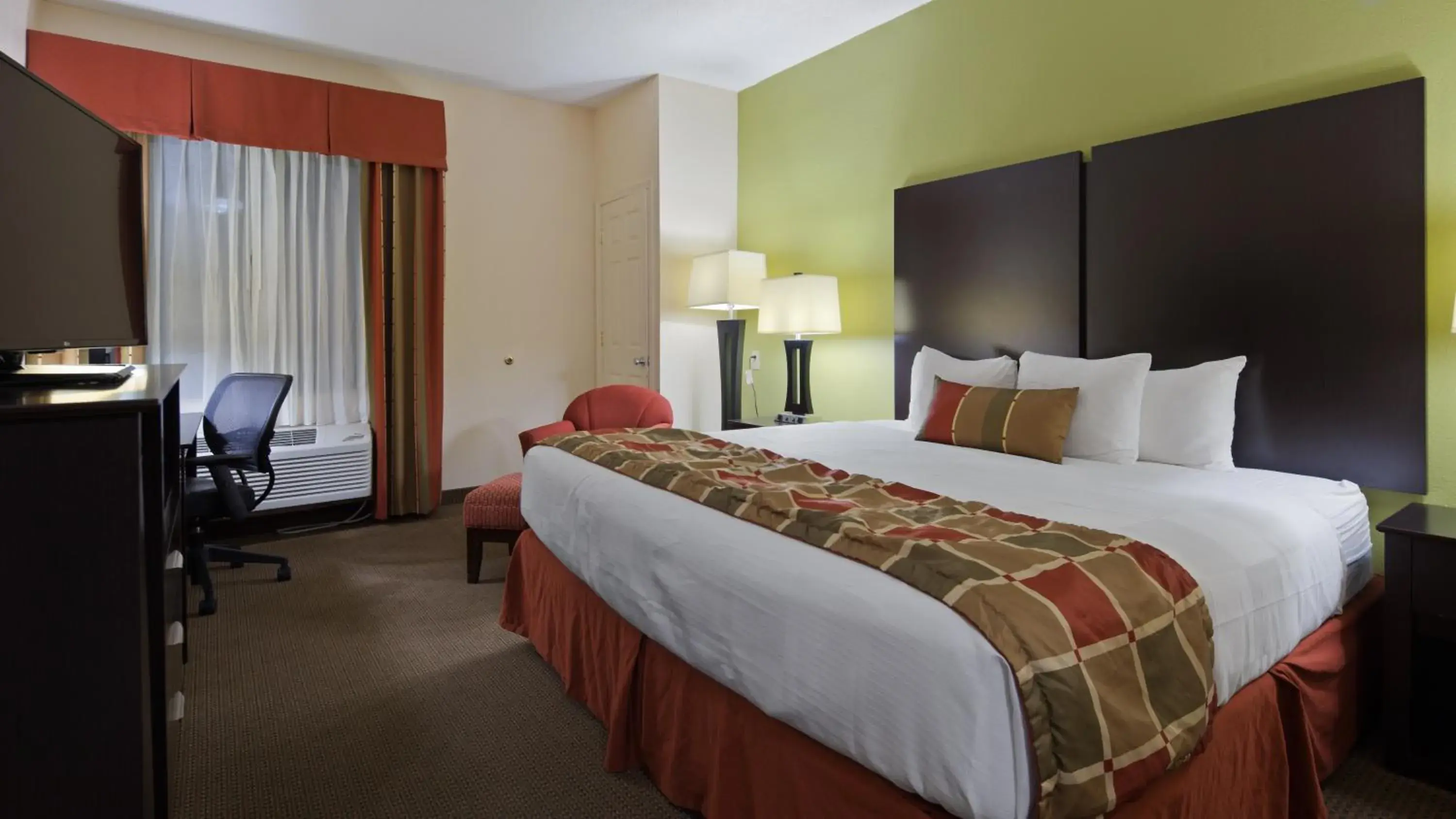 Bed in Best Western Plus Huntersville Inn & Suites Near Lake Norman