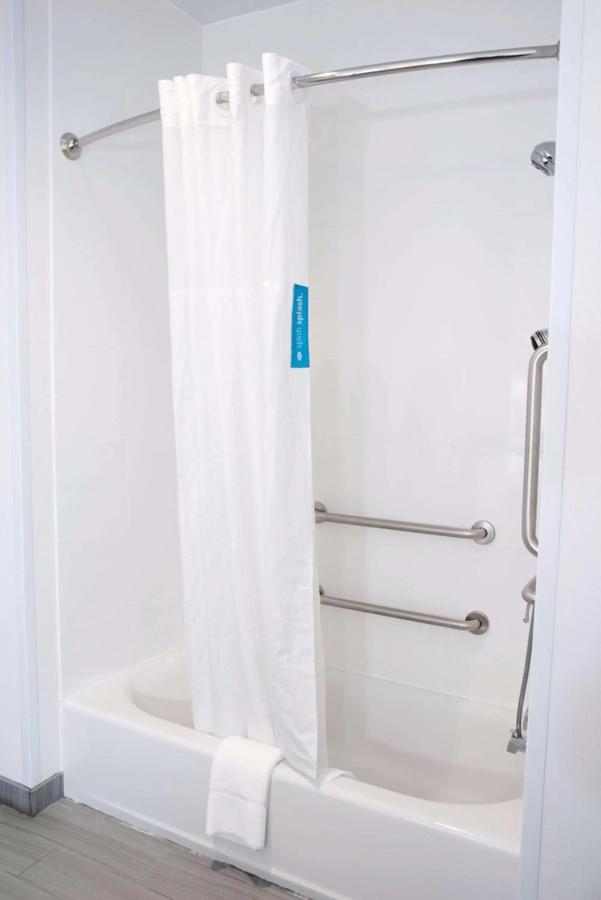 Bathroom in Hampton Inn By Hilton - Suites Des Moines-Urbandale IA