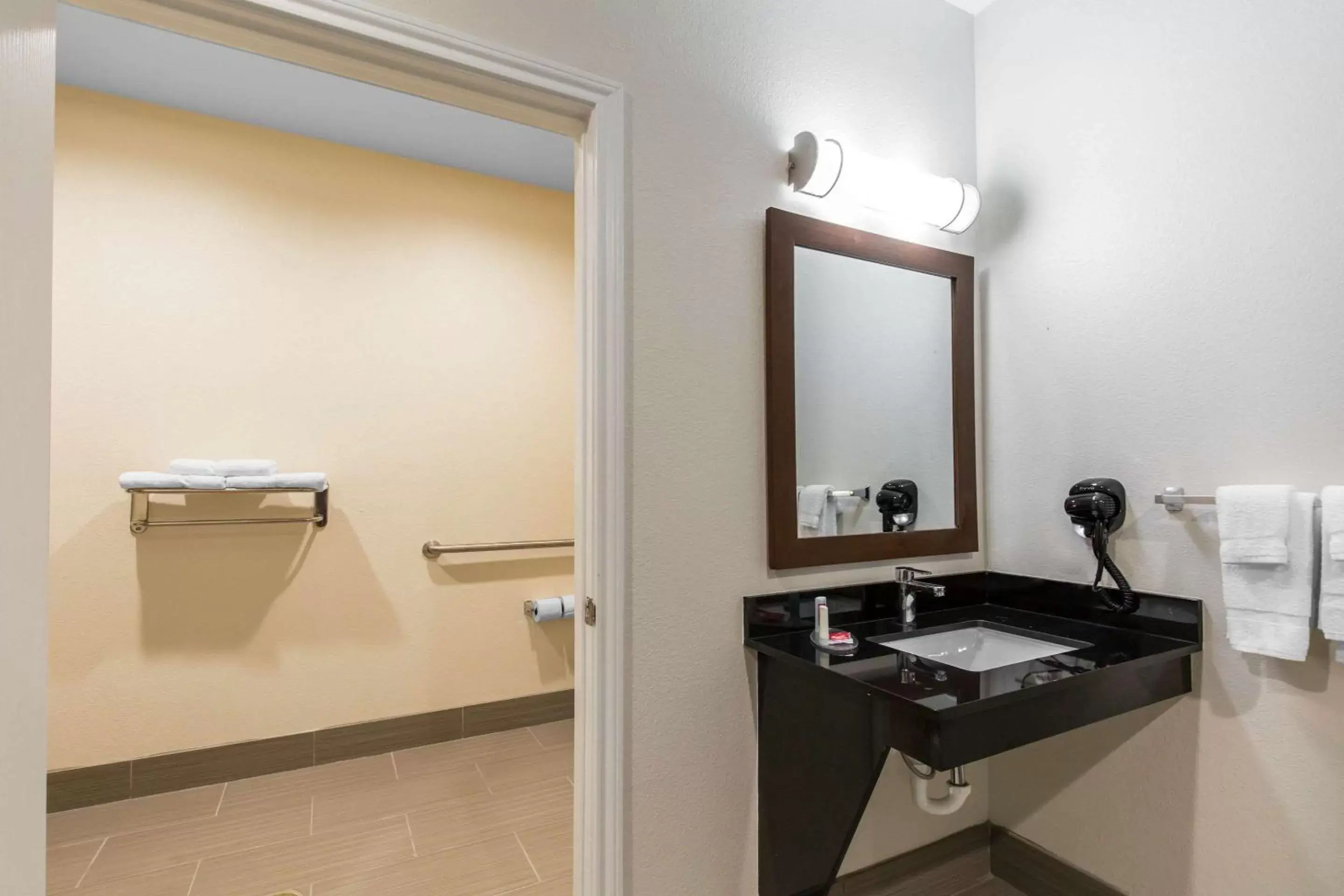 Bathroom in Scottish Inns & Suites Spring - Houston North