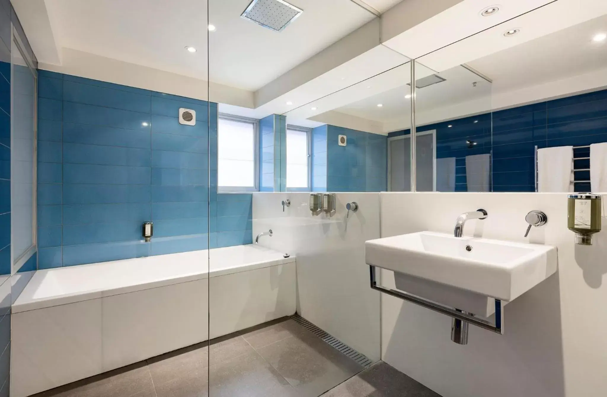 Bath, Bathroom in Tolarno Hotel