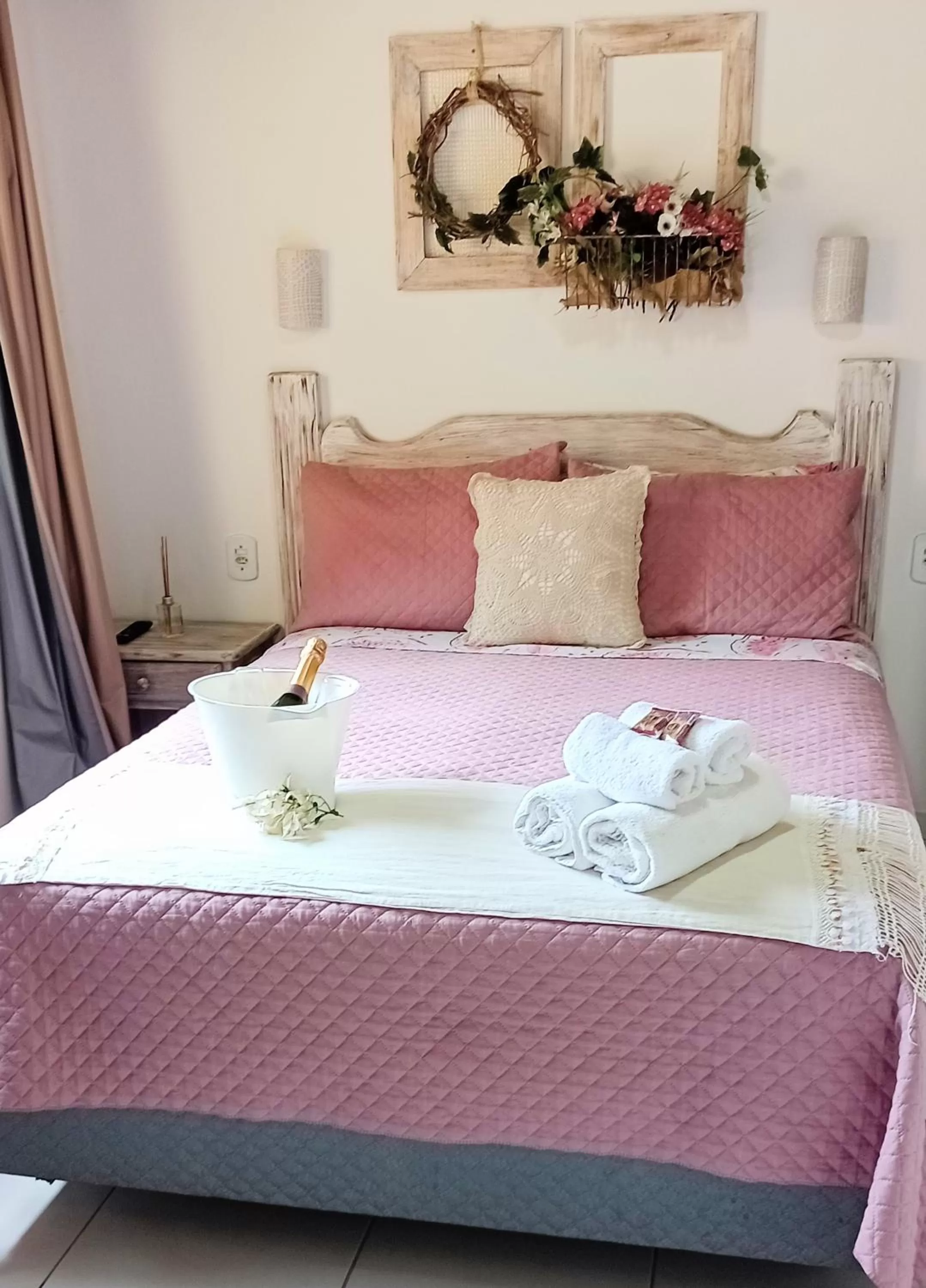 Photo of the whole room, Bed in Hibiscos Pousada