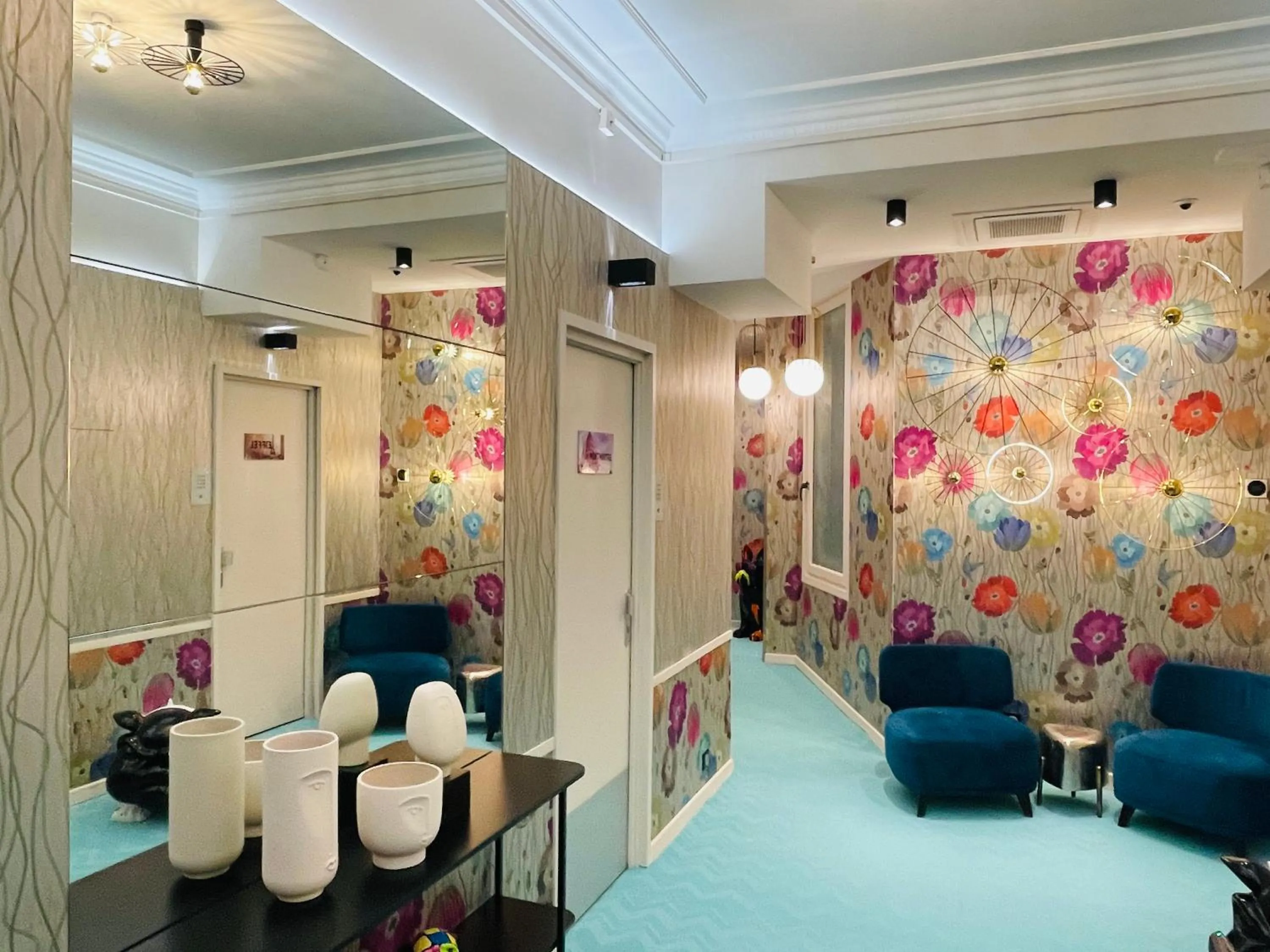 Lobby or reception in Hotel 33 Marbeuf