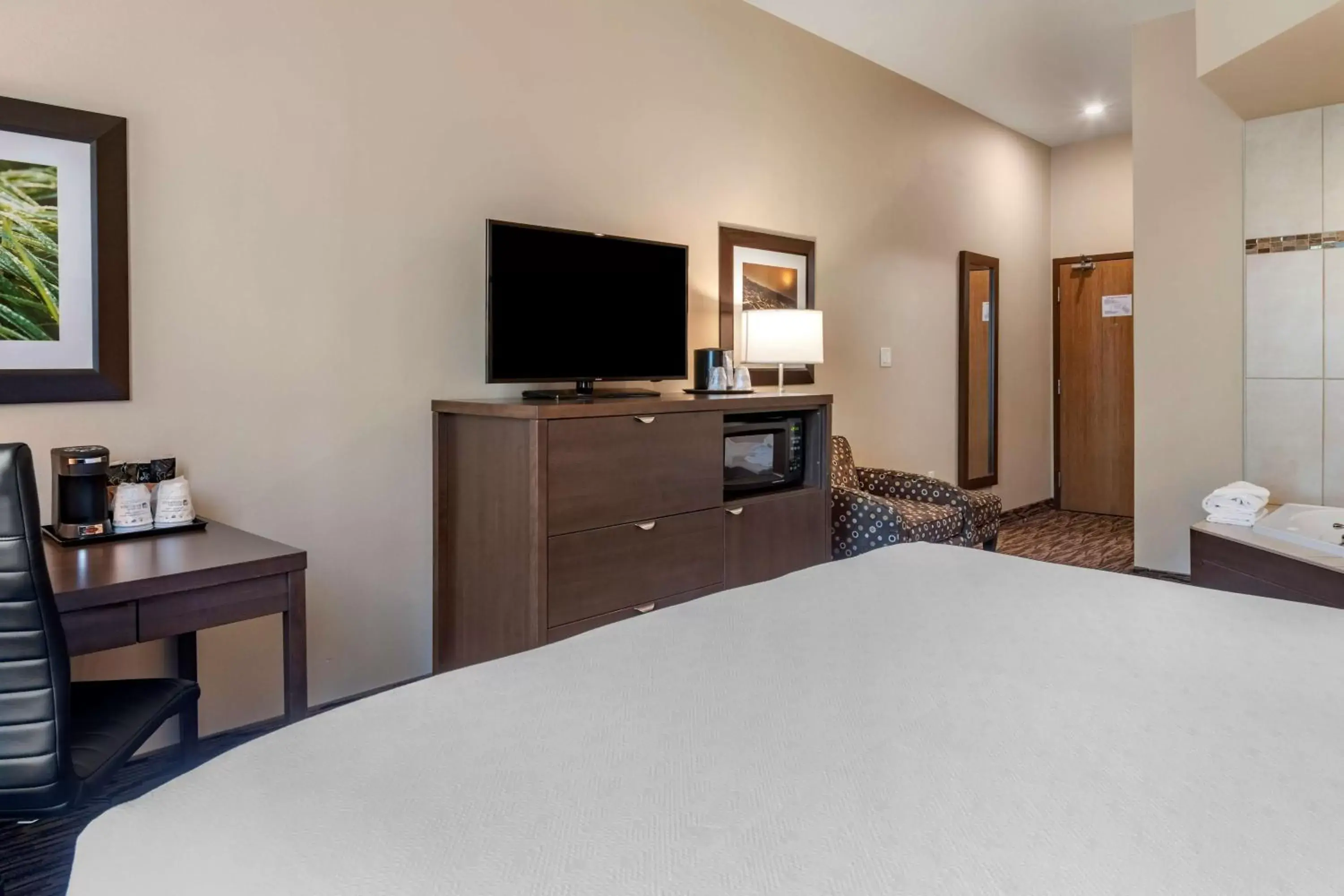 Bedroom, Bed in Best Western Plus Bridgewater Hotel & Convention Centre