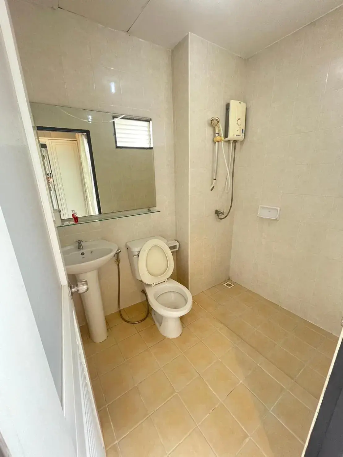 Shower, Bathroom in Chonlapruk Lakeside Hotel
