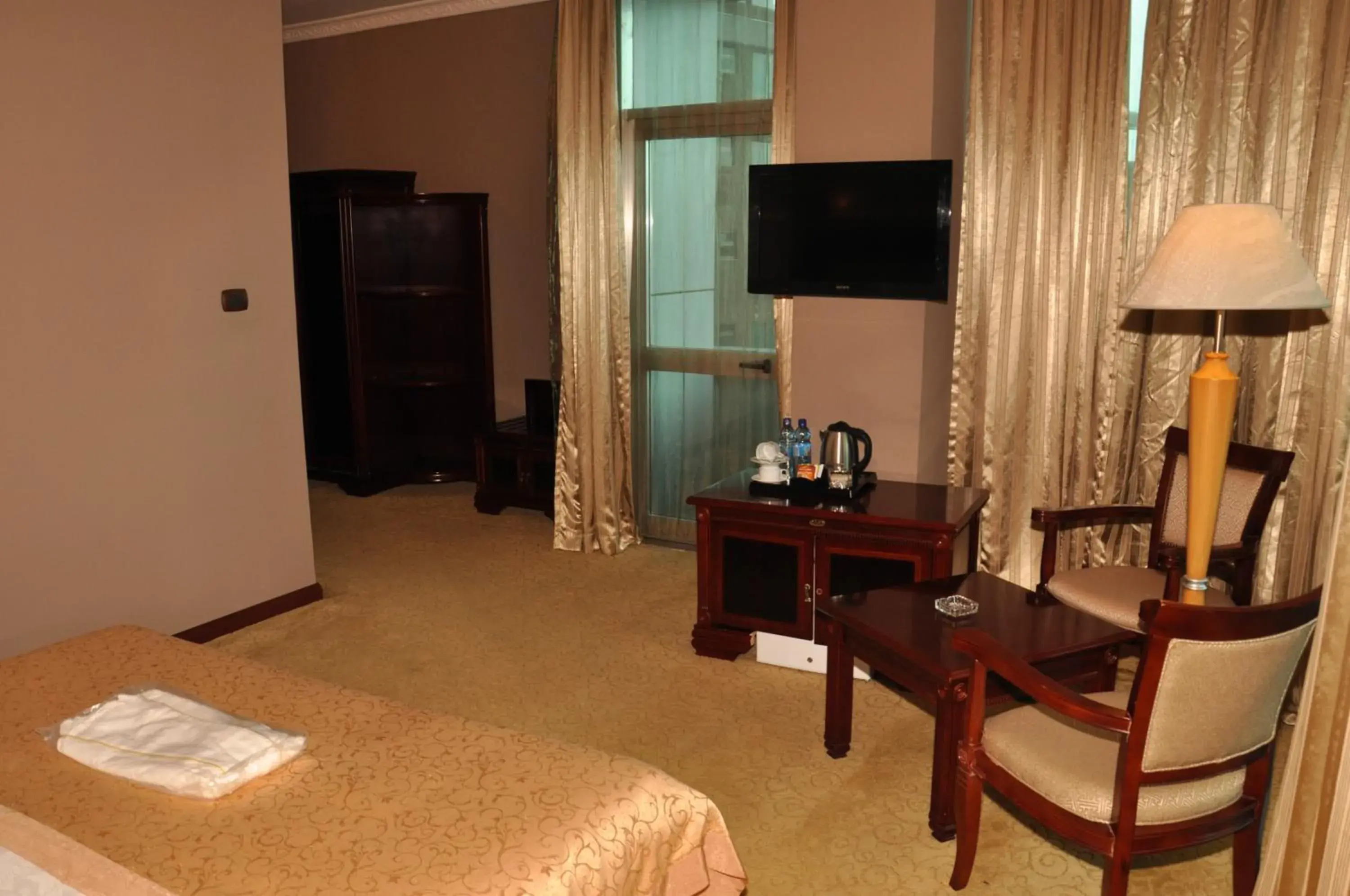 Bedroom, TV/Entertainment Center in Friendship International Hotel