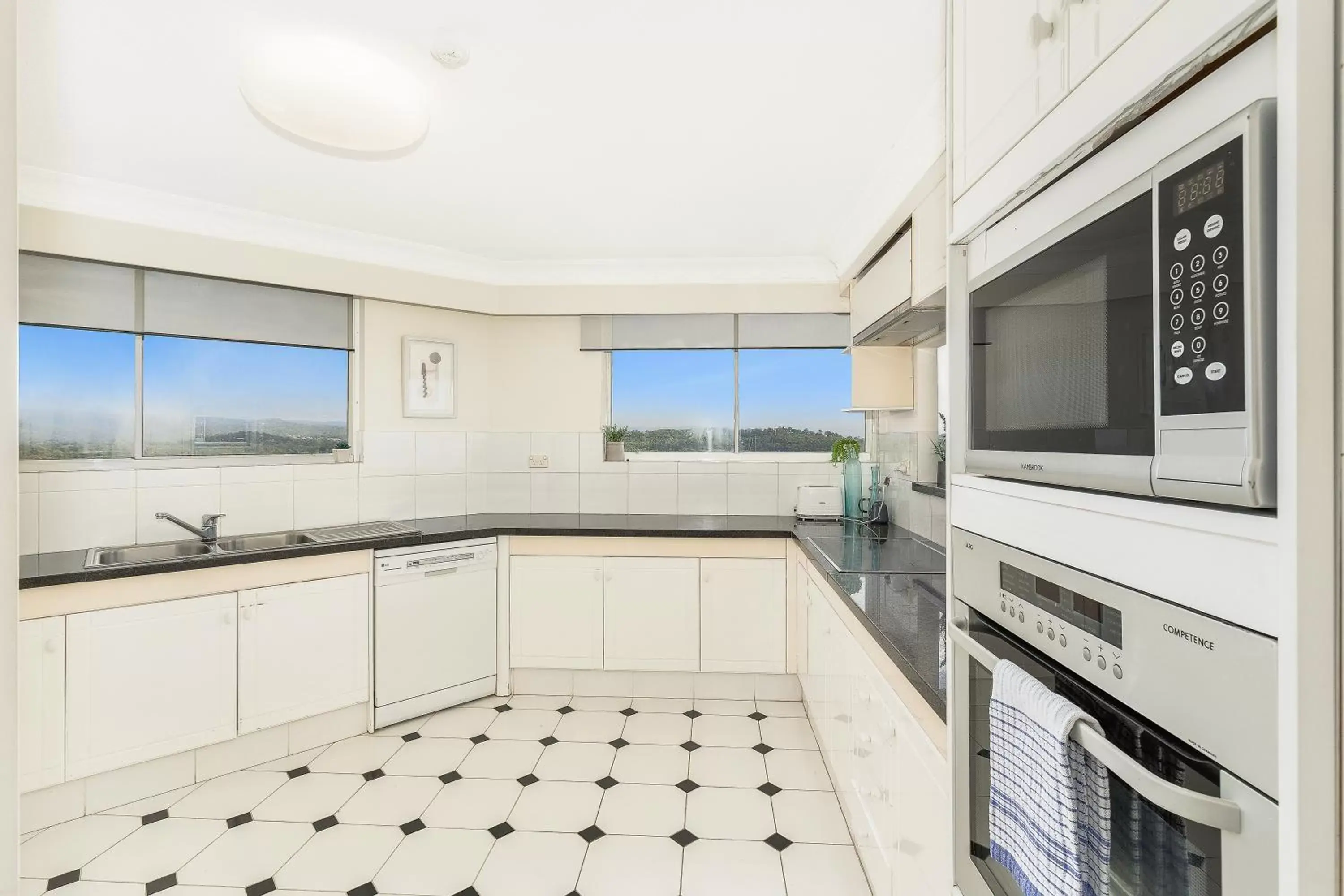 Kitchen or kitchenette, Kitchen/Kitchenette in 19th Avenue on the Beach