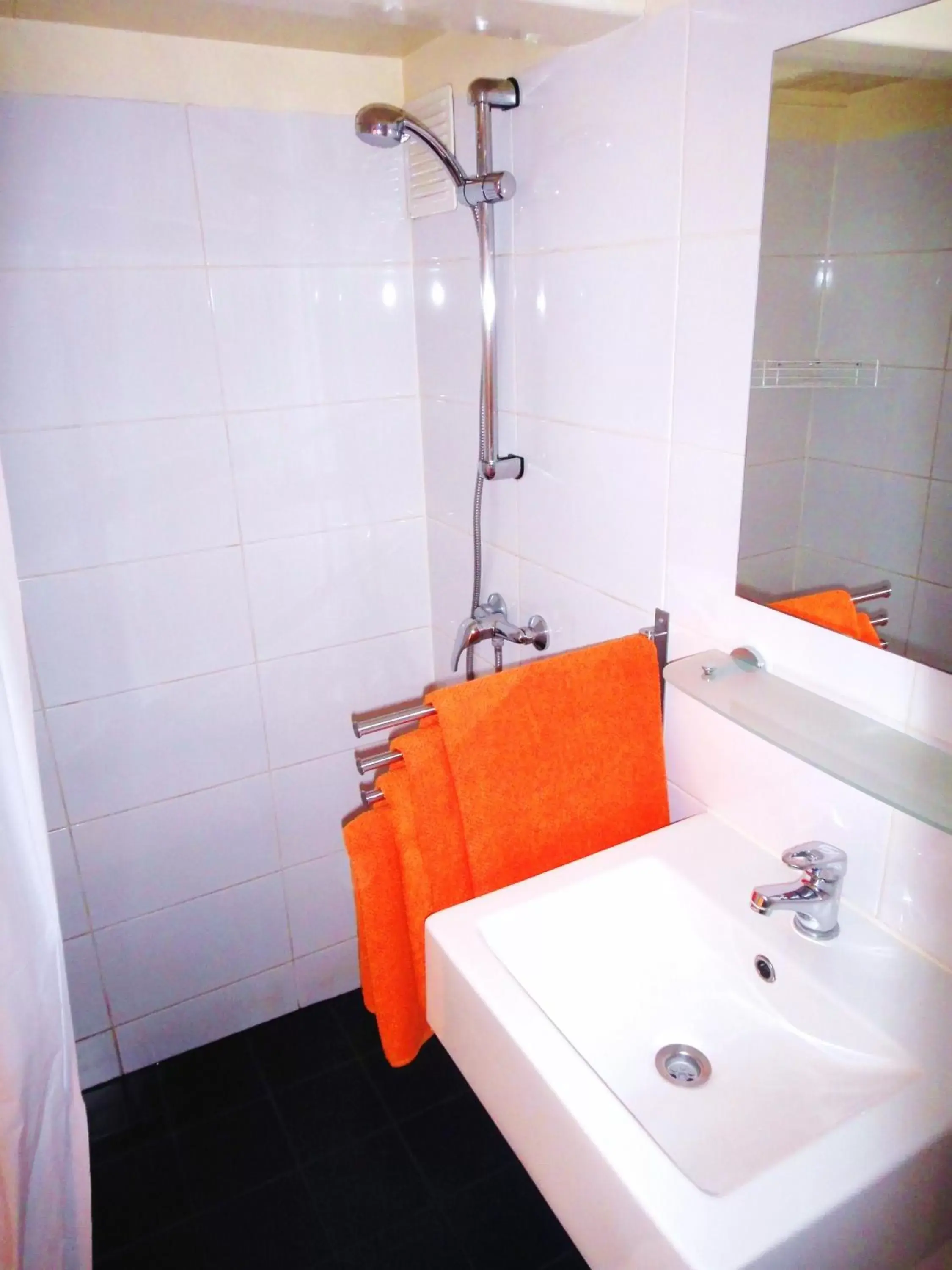 Shower, Bathroom in Orange Suite Studio