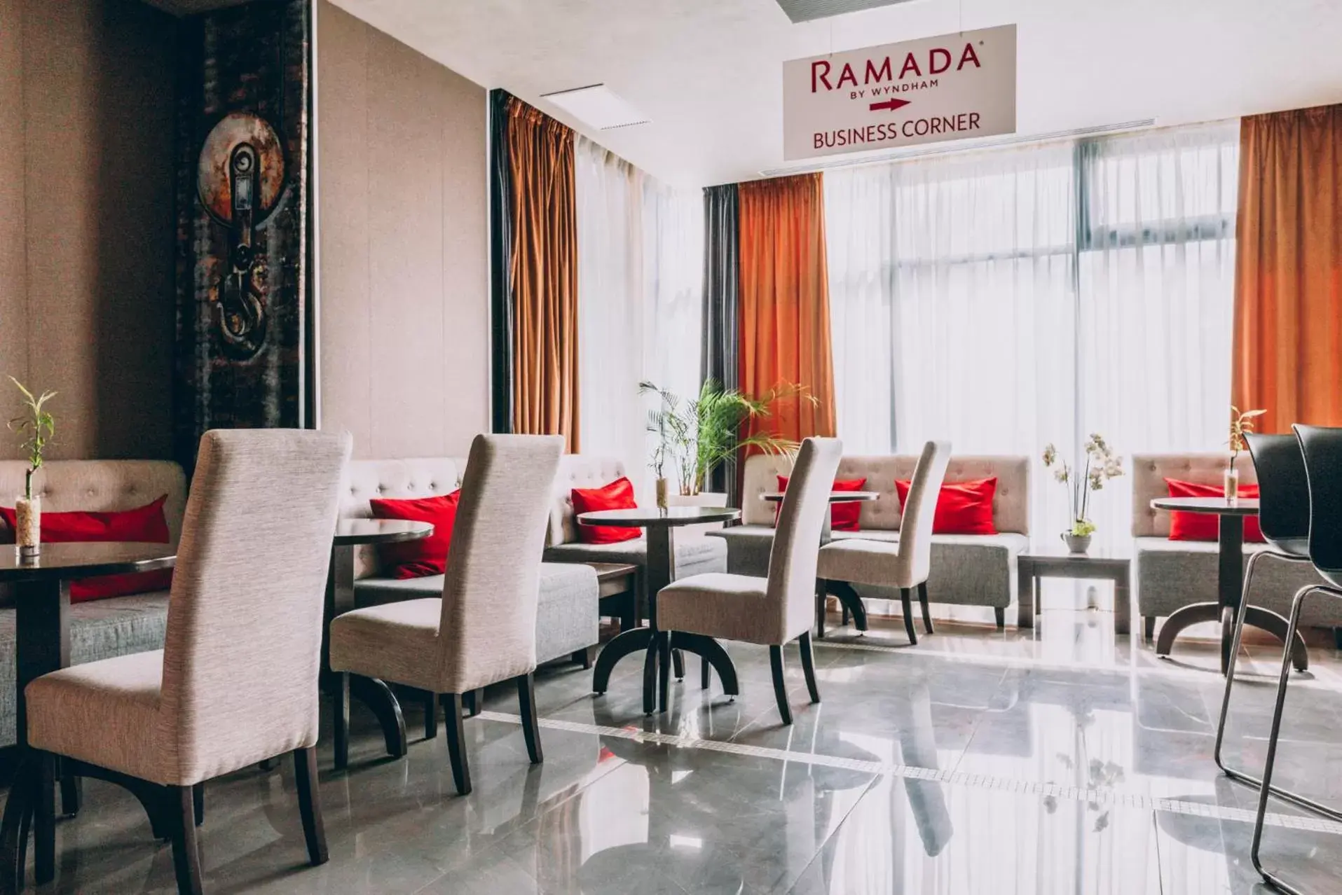 Lounge or bar, Restaurant/Places to Eat in Ramada by Wyndham Constanta