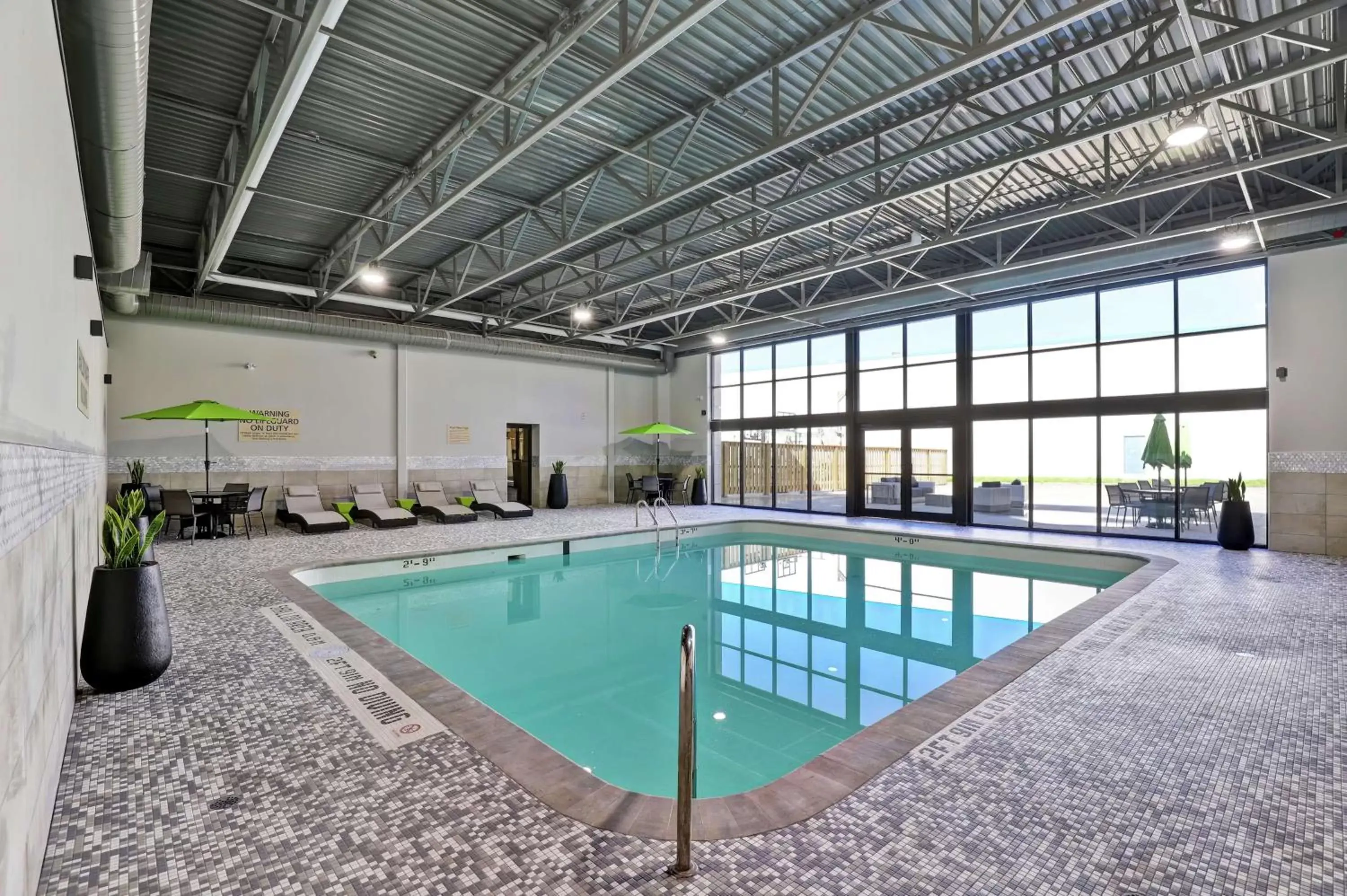 Pool view, Swimming Pool in Hampton Inn St. Catharines Niagara