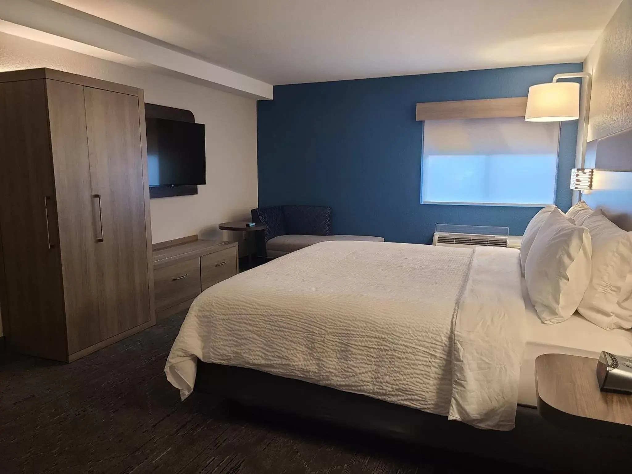 Photo of the whole room, Bed in Holiday Inn Express Fort Lauderdale North - Executive Airport, an IHG Hotel