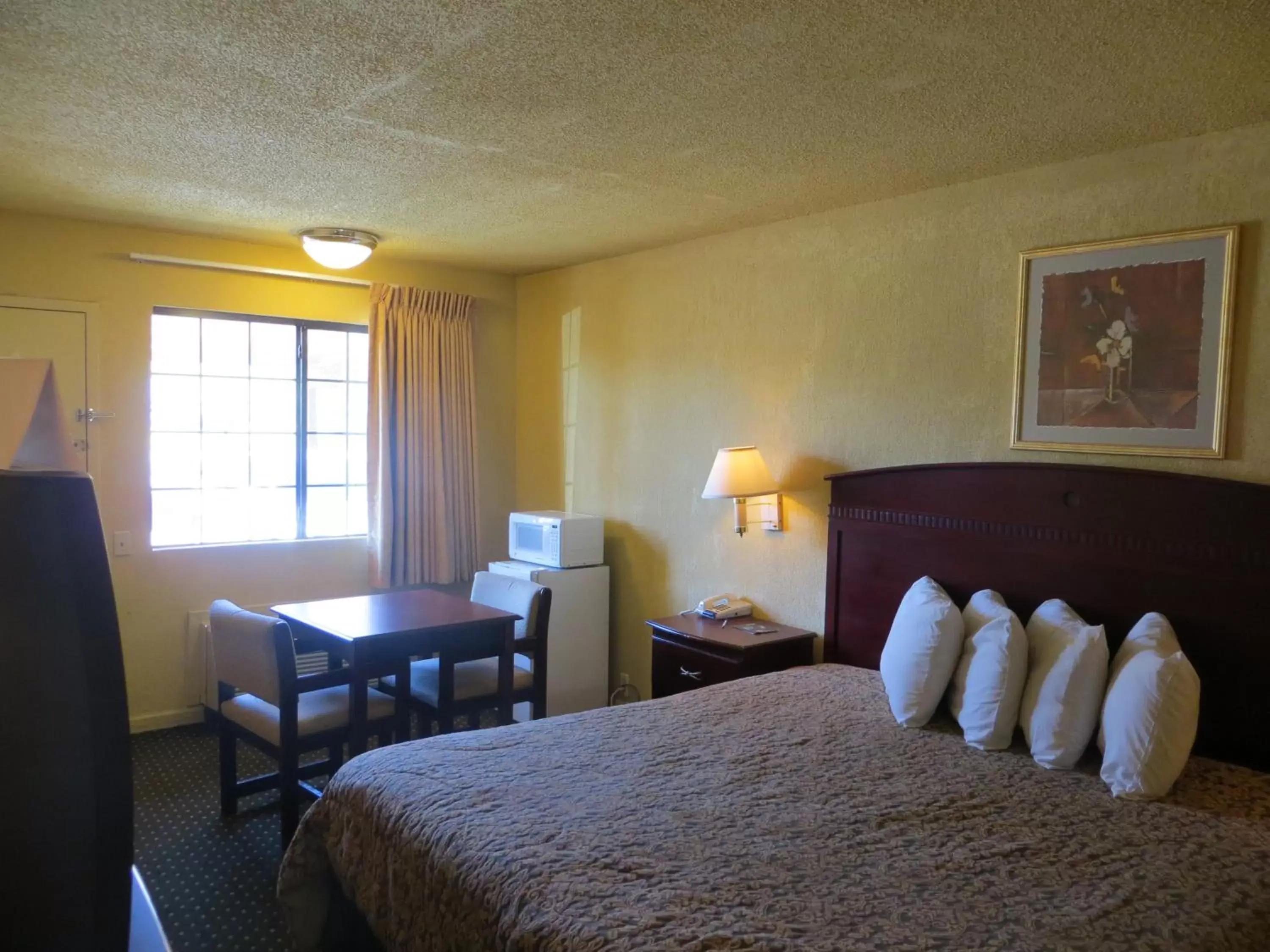 Photo of the whole room, Bed in Welcome Inn