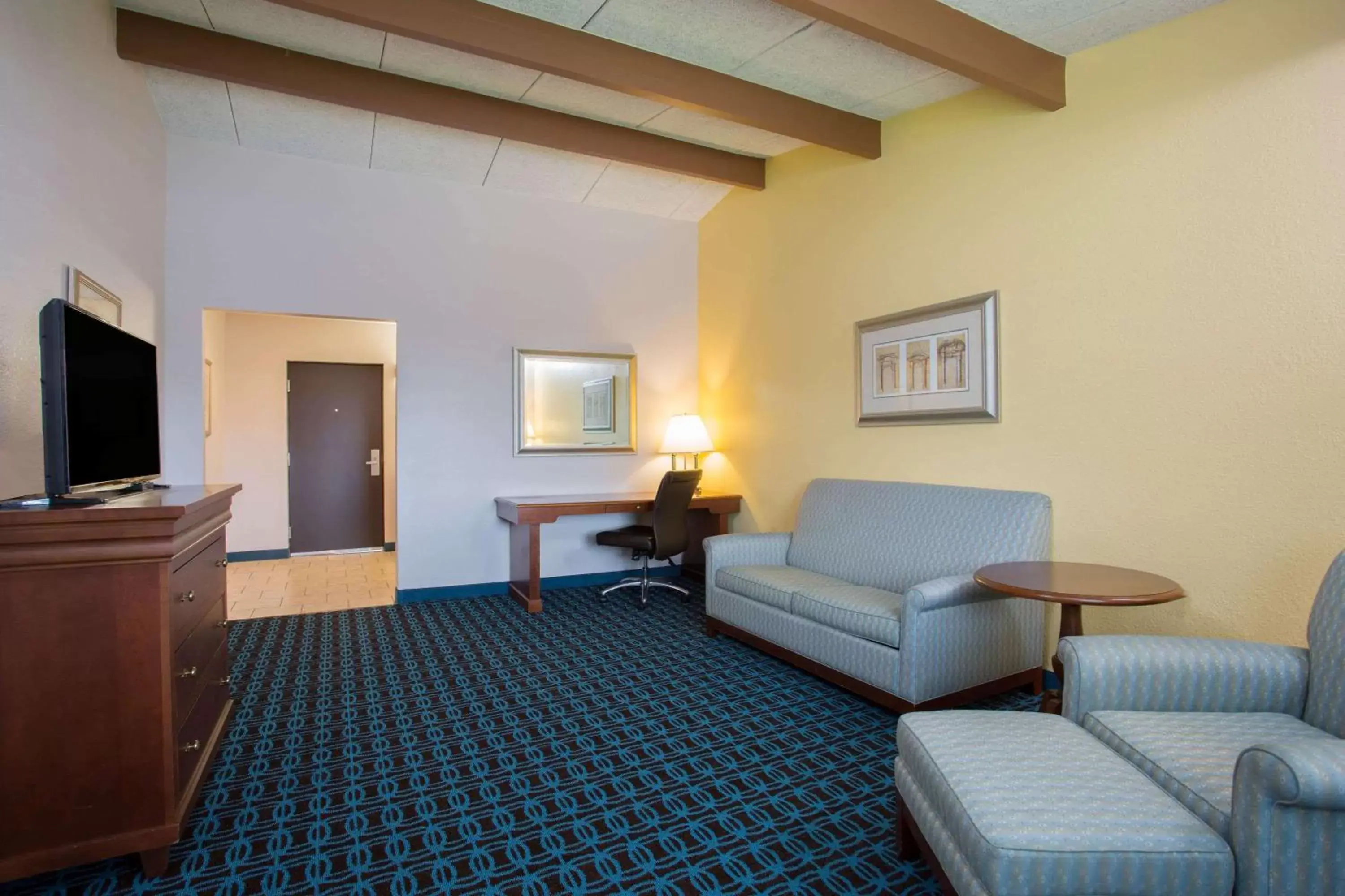 Living room, Seating Area in Travelodge by Wyndham Wytheville